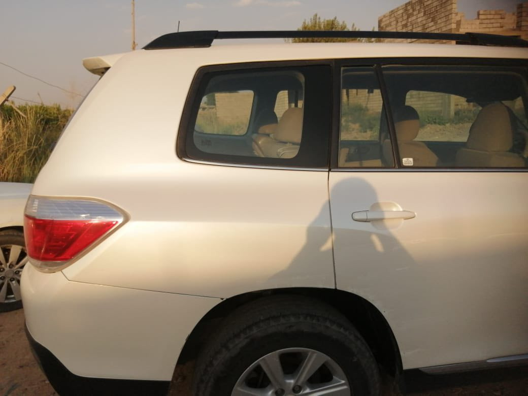 السلام عليكم
هايلندر 2012 وارد امريكي 
سياره نضيفه كير محرك مكفولات 
-7 راكب
-تبريد تدفئه فول
-مكينه 3500 v6
-السيارة كلين فقط خدش
-السعر 200 وبيها مجال 
-الاستفسار ***********
***********
