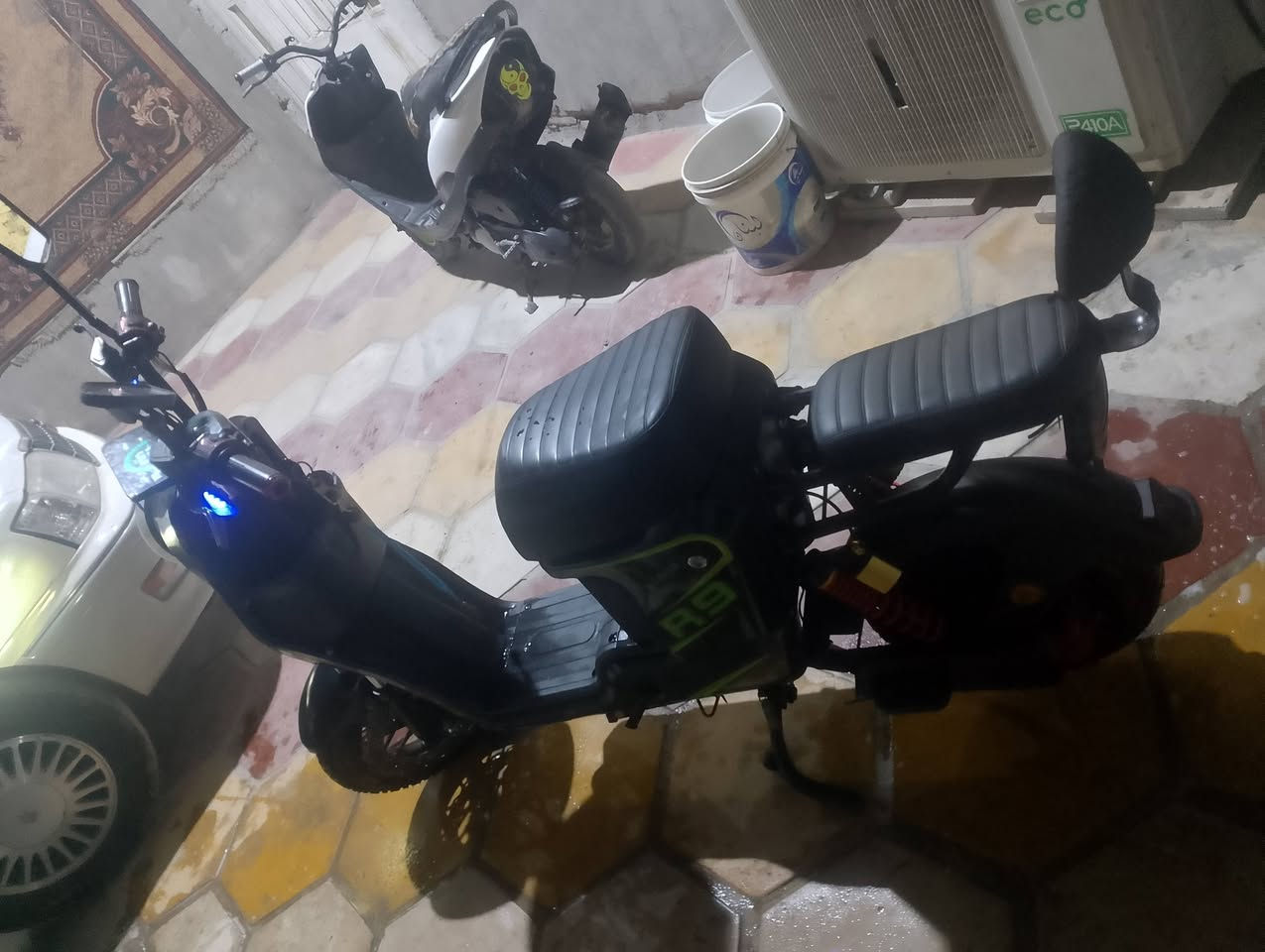 السلام عليكم دراجه ار9البيع كلشي شغال كامله كلش تواير جوبلس 2توه مبدلهن بطاريات  جدد الدراجه تشغيل عن بعد بصمه وسويج بطاريات 32امبير جدد مكاني البصره الزبير السعر 450وبيها لشراي بيع مستعجل رقمي ***********
