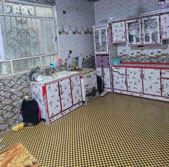 بيت طابو للبيع مساحته ١٦٥م يتكون من ديوانيه وصاله وغرفتين ومطبخ وحمام ومنور داخلي وصحيات والبيتونه جبيره ع كد صاله العنوان الناصريه بالفضليه قرب الشارع المحطه سعره ١٠٠ وبيه مجال شراي يتصل ***********
