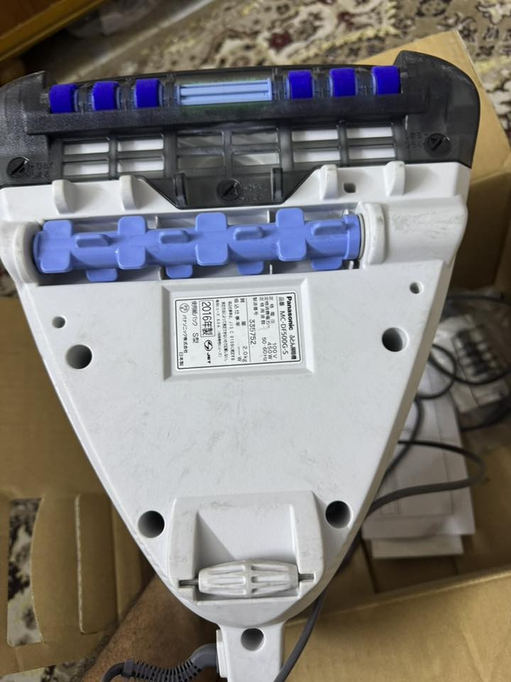 مكنسة يدوية خاصة للفراش (Futon Cleaner)، مو للأرضيات العادية.
مصمم لإزالة:
 • الغبار الدقيق جدًا
 • عث الغبار (حساسيات)
 • الشعر والوبر من الفراش

ياباني اصلي ماركة باناسونيك تشتغل على كهرباء ١١٠ انتبه لازم تخليلها محولة يلة تشتغل على ٢٢٠ السعر ٣٠ الف


**إذا كنت صاحب هذا الإعلان وتريد حذفه لأي سبب، رجاءا أرسل رسالة إلى الدعم الفني**