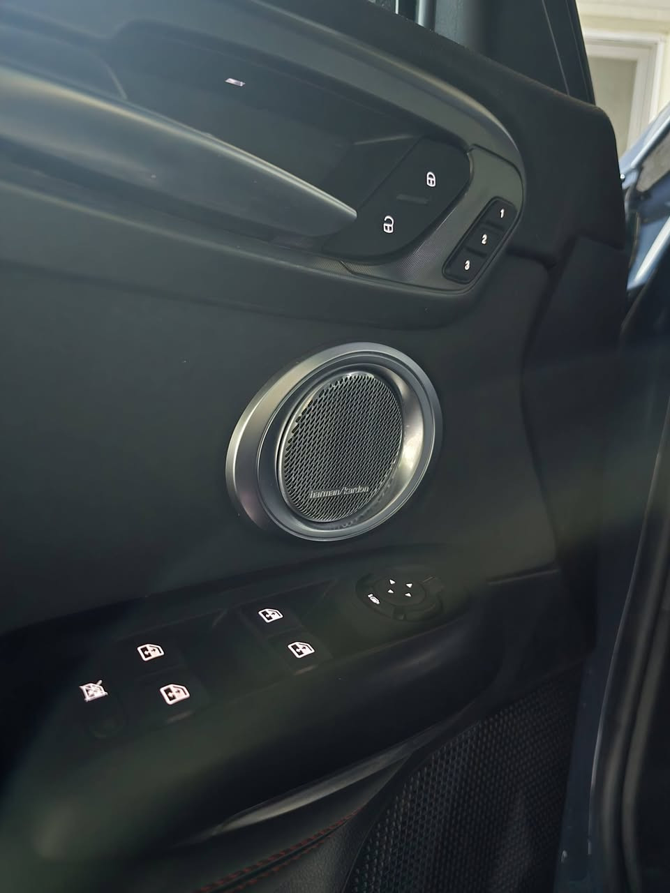 🛑 للبيع: دودج هورنيت 2024 GT Plus (فول الفول لون مميز) 🛑

​📌 تفاصيل السيارة:
​الممشى: 17,000 كيلومتر حقيقي فقط! 
​الإيرباكات: سليمة بالكامل 100% 
​الحادث والضرر: السيارة  فقط البنيد صبغ ( بدون دواخل)
​⚙️ المواصفات والمحرك (GT Plus الأعلى فئة):
​المحرك: 2.0 لتر تيربو (4 سلندر) يولد قوة 268 حصان (عزم وتسارع قوي جداً).
​كير: أوتوماتيك 9 سرعات.
​نظام الدفع: دفع رباعي مستمر (AWD) ثبات عالي بالطريق
​الداخلية: مقاعد جلد ألكانتارا (Alcantara) VIP مطرزة بخياطة حمراء رياضية، مع كشنات تدفئة وتبريد
​السيستم الصوتي: نظام صوتي فاخر بريميوم Harman Kardon® بـ 14 سماعة.
​السقف: فتحة سقف بانوراما بالكامل.
​الشاشات: شاشة دشبول رقمية عملاقة 12.3 بوصة + شاشة وسطية 10.25 بوصة تدعم Apple CarPlay و Android Auto لاسلكي.
​الأنظمة الذكية: رادار، كاميرات 360 درجة(5 كامرات)، نظام الحفاظ على المسار، تحذير نقطة عمياء، وتثبيت سرعة ذكي.
​الويلات: ويل حجم 20 أنش بلادي
السياره موجوده باربيل بدون رقم (تترقم اربيل دهوك سليمانيه)
السعر 168 وبيها مجال بسيط


**إذا كنت صاحب هذا الإعلان وتريد حذفه لأي سبب، رجاءا أرسل رسالة إلى الدعم الفني**