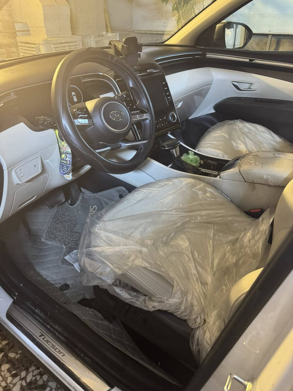 توسان 24 ماشيه 36 الف رقم بغداد ومكانها بغداد مكفوله صبغ بارد تبديل عدى رصعتين  بسيطات موجوده بلصور سعرها 215 للاتصال ***********
