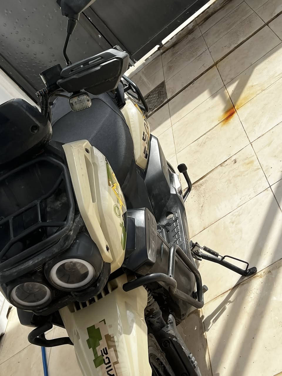 السلام عليكم  دراجه اباتشي شركه سايج  للبيع   فول مواصفات
نظام 3 نمر
    لايت عالي ناصي رماش  ودبل اشاره
 واشاير يمنه يسره
 وتجيك ملفهة 2000 
 السرعه مالته من(55-65) بتطبيق ويز
 وتمشي فوك ال 60 كيلو بالشحنه الوحده
  شاشه ديجيتل تقرالك العطل والسرعه والمسافه المقطوعه تجيك ب سويجين مل سوج يختوي عله مفتاح وبصمه 
تايرات جبليه 
ادرعه اماميه وخلفيه وجانبيه 
تتحمل وزن كلش عالي
الدراجه كامله مكمله 

الخلل الوحيد البطاريات تعبانه 
واني حسبت حساب ماشي ونقصته من السعر الكلي 
السعر : 750  وبيه مجال للشراي 
للاستفسار :***********
