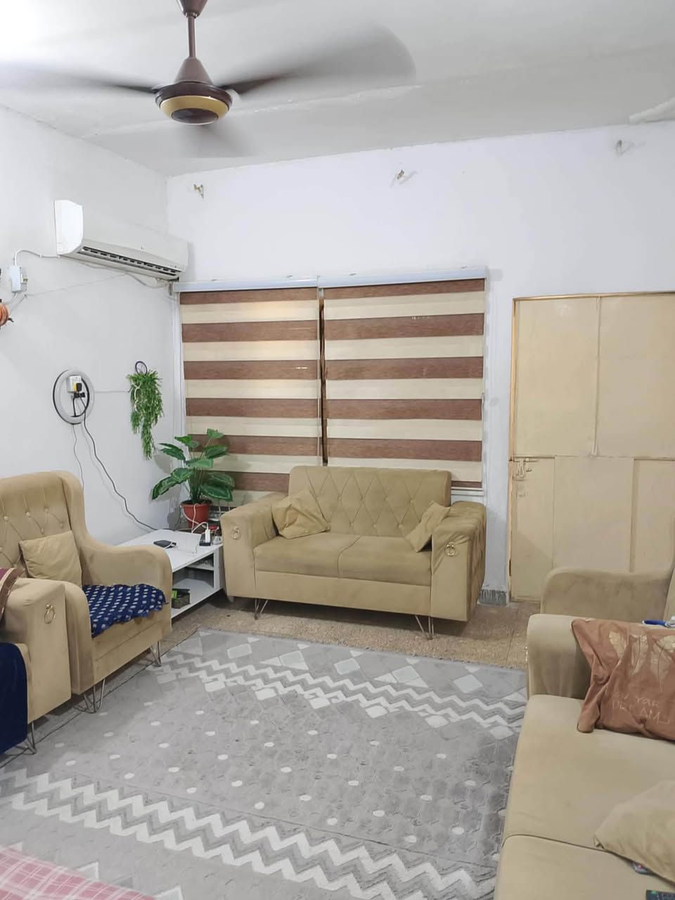 دار للبيع 
المساحه 80 م
الوجه 4 نزال 20 
يحتوي على طرمه 
وصاله ومطبخ 
وخدمات 
وغرفتين نوم 🛌 
العنوان الشرطة الخامسة  قرب شارع الساعدي
الاستفسار ***********
