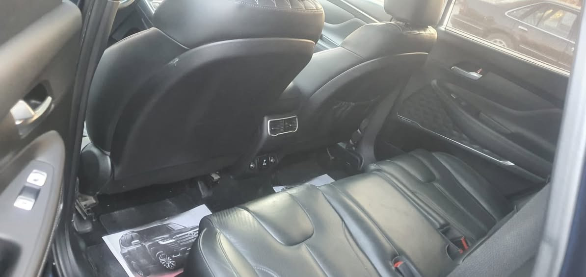 السلام عليكم سنتافيه  2023 فول مواصفات ١/١                رادارات بانوراما حساس جابني كامره 360 فول للاخير داخل جلد تنته كنتاره مكينه 2500 تيربو 
تخم تاير جديد 
صدر جديد 
السياره جاهزه للاخير بيهة قطعه صبغ جاملغ ايمن فقط رقم اربيل باسمي السياره هزه سنويه جديده
السعر 235$ وبيهة مجال بسيط 
مكان السياره بغداد الحريه 
رقمي ***********
***********
