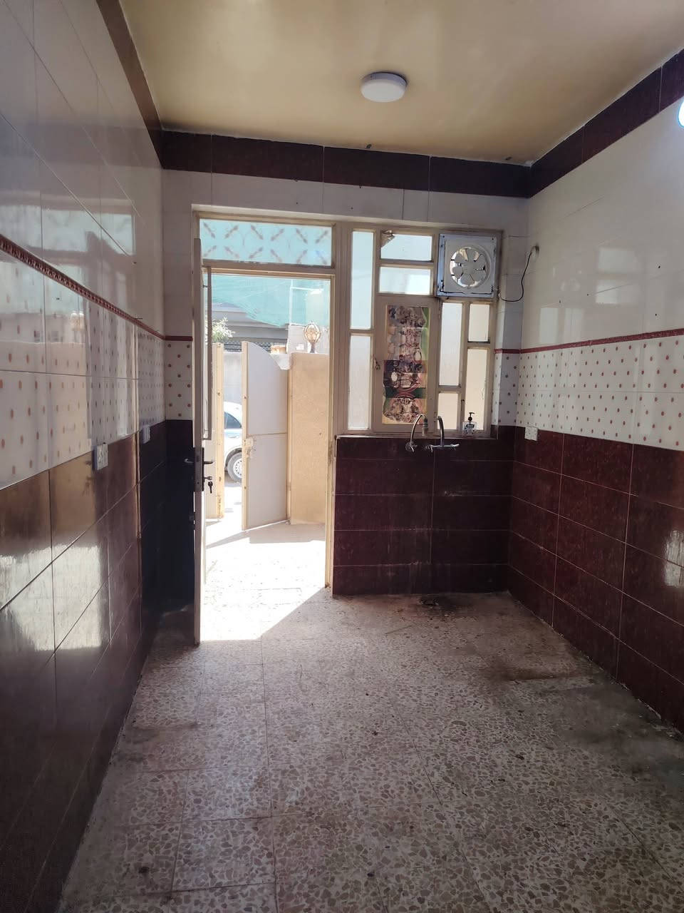 دار الإيجار طابقين
الموقع حي الطيار ه
طابق الارضي غرف نوم وهول استقبال ومطبخ وصحيات
طابق ثاني ٣نوم وهول وصحيات

مراجعه مكتب الأهرام لعقار والمقالات شارع 60قرب مجمع الضامن الطبي *********** بيه واتساب
