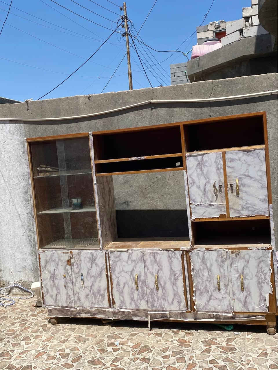 بوفيه خشب قوي بيها ٨ رفوف وجام خانه السعر 75 الف وبيها مجال مكاني ابي الخصيب حمدان للتواصل *********** البصرة, العراق
