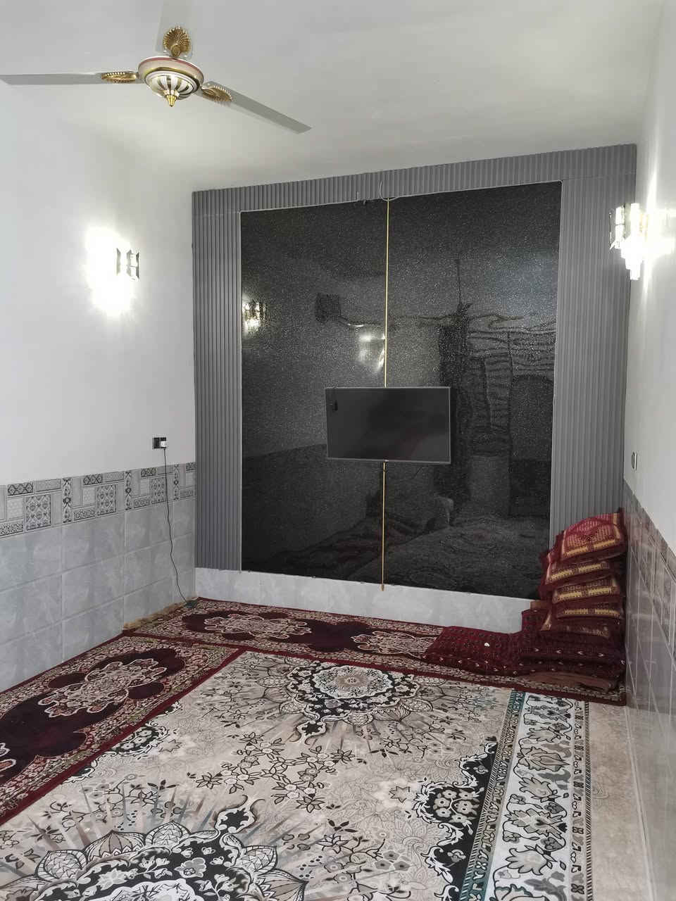 سلام عليكم دار البيع  حي العسكري قطاع ١٣ مساحه ١٢٥ متر  ٥في ٢٥  غرف نوم ٤ صحيات ٤ استقبال صاله مطبخ بناء حديث طابوق استفسار ***********
