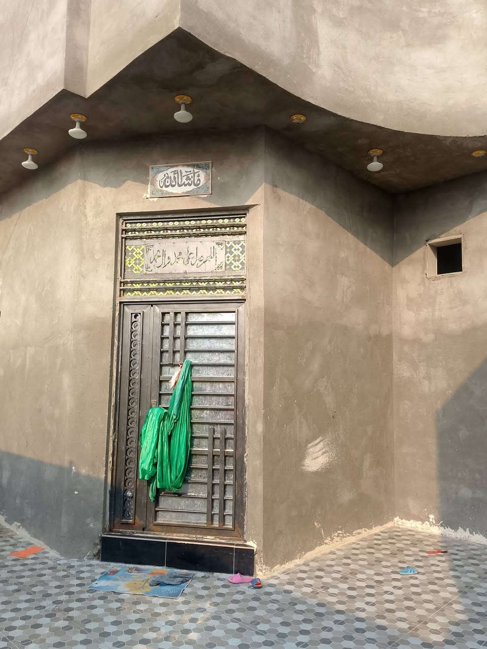 دار للبيع زراعي يحتوي على 3غرف صاله ديوان مطبخ صحيات 
غرفه بالصطح مساحه 200متر 
حي القائد مزرعة ابولطيف  السعر 75 قفل 
للاستفسار الاتصال على الرقم ***********
