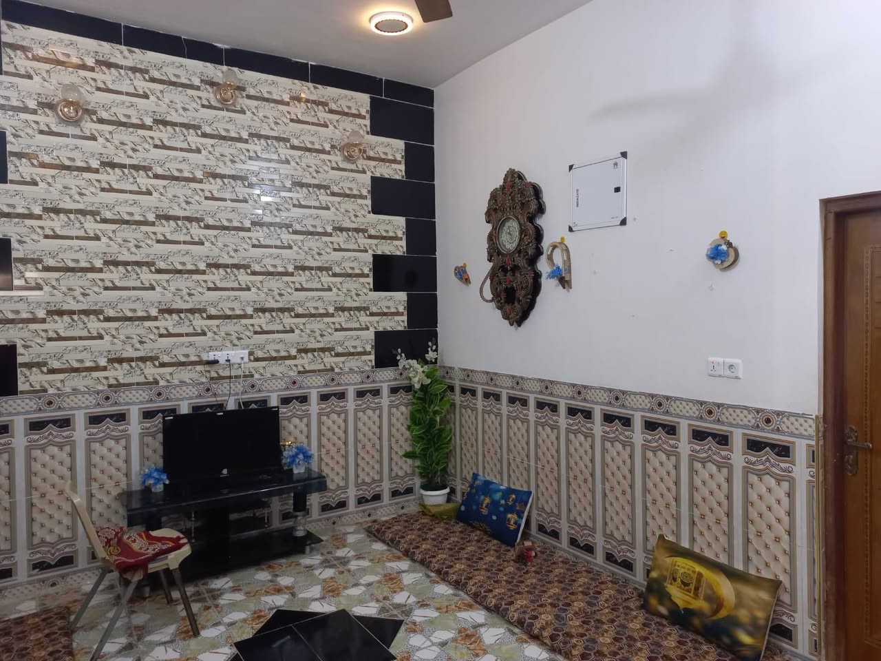 دار للبيع مساحته 300.
10*30
القادسية قطعه 500 قرب جامع النور 
عرض الشارع 10
خلف التجاري 
السعر 140 وبي مجال
للاستفسار الاتصال***********
