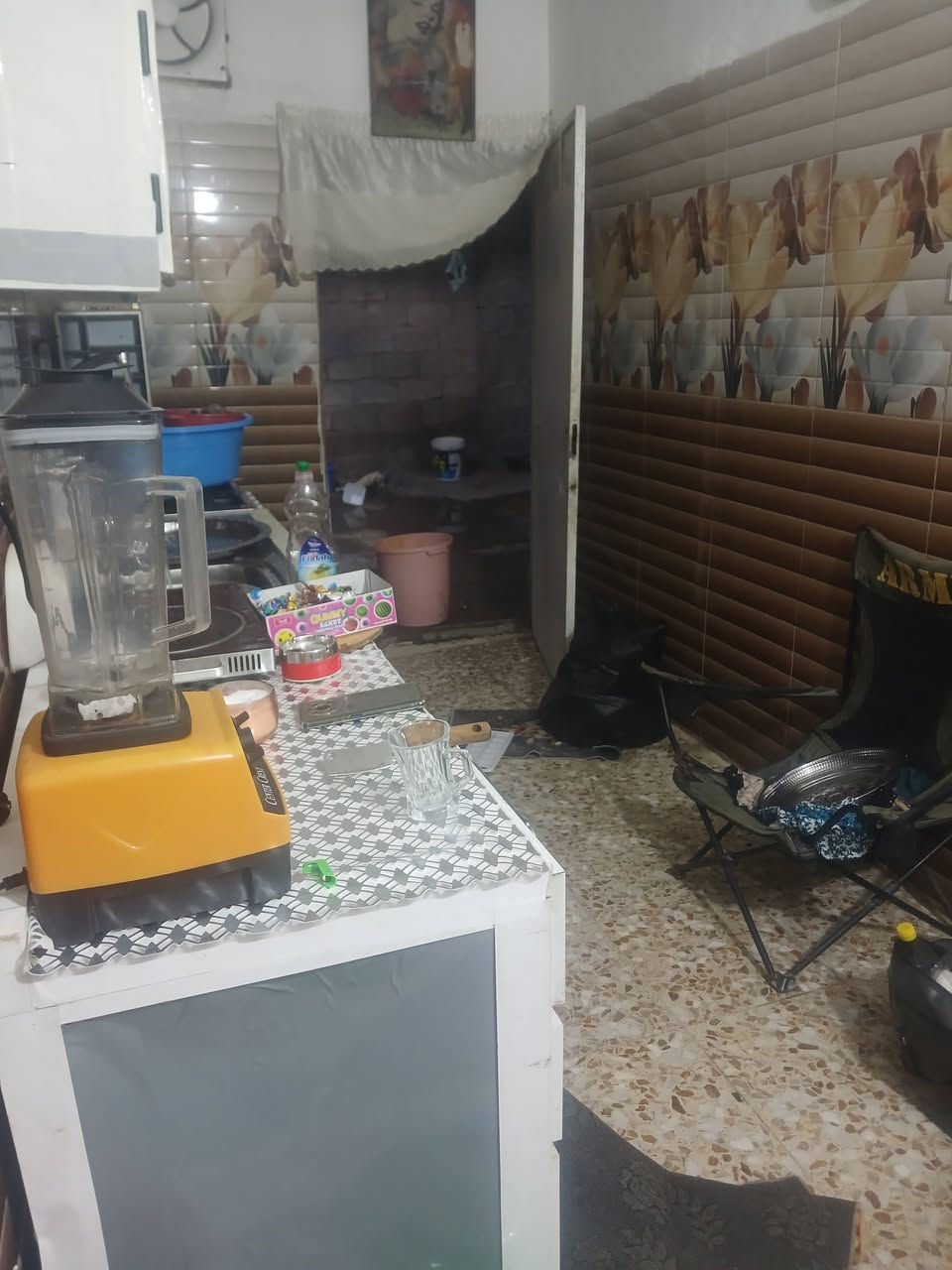 100مشتمل10×10 خلفي حي البساتين حي السلام شارع ابو حسين المختار  غرفه ومطبخ وخدمات مع ترك جانبي مساحه .40م  يباع نقد وقسط للاتصال ***********
