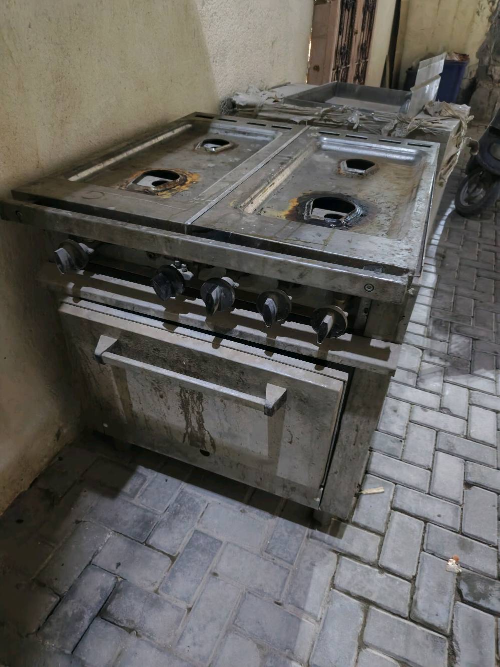 بيع عدد من المعدات القديمة المستعملة لمطبخ مطعم، تشمل مواقد وطباخات وأدوات من الفولاذ المقاوم للصدأ من ماركة زانوسي. جاءت المعدات بحالة جيدة، لكنها تحتاج لبعض التنظيف والصيانة البسيطة. مثالية لمن يبحث عن تجهيزات مطبخ احترافية بسعر مناسب. للبيع في منطقة العراق.