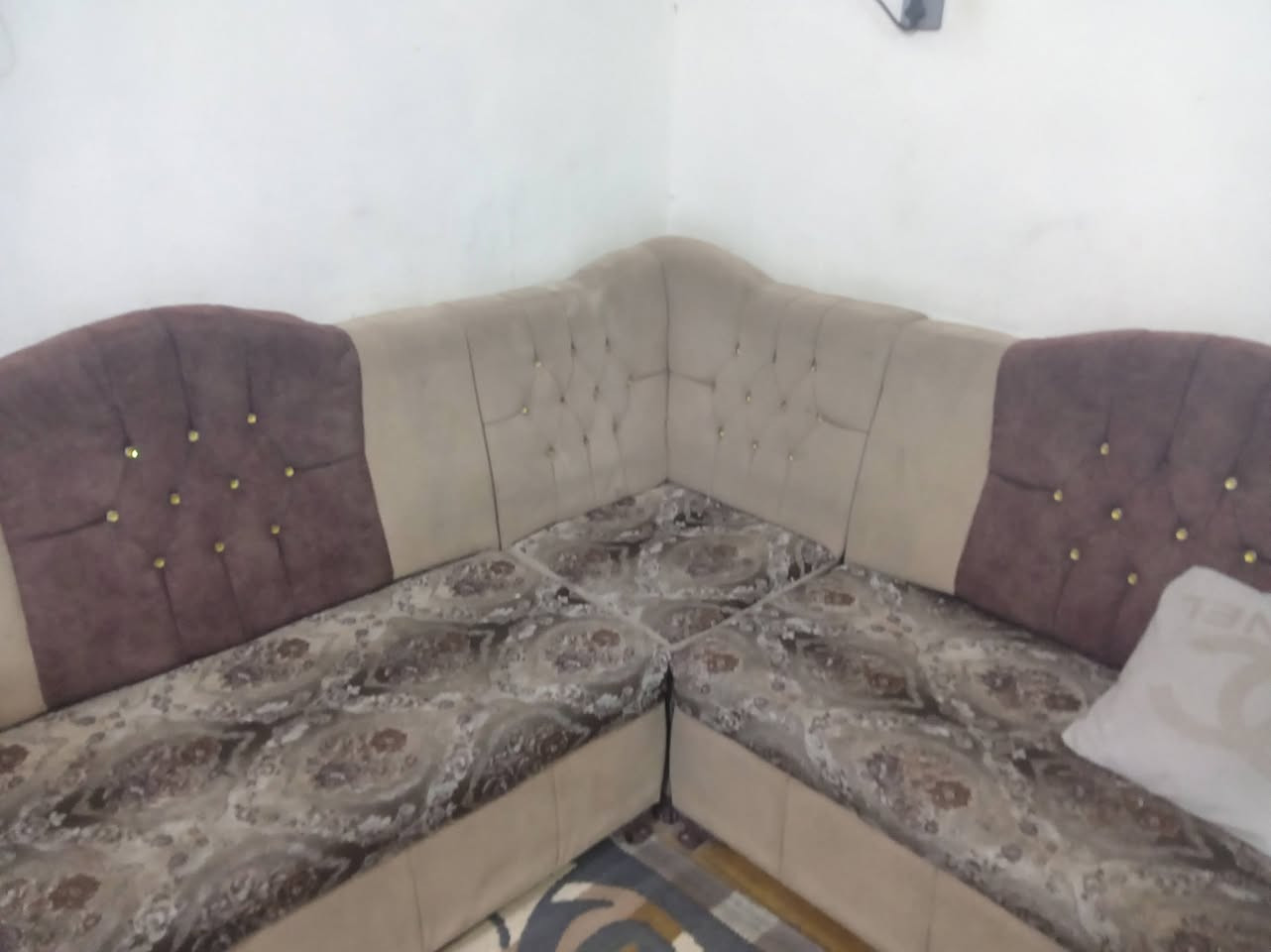 ديوان لبيع نظيف سعره ١٧٥ وبي مجال ***********

