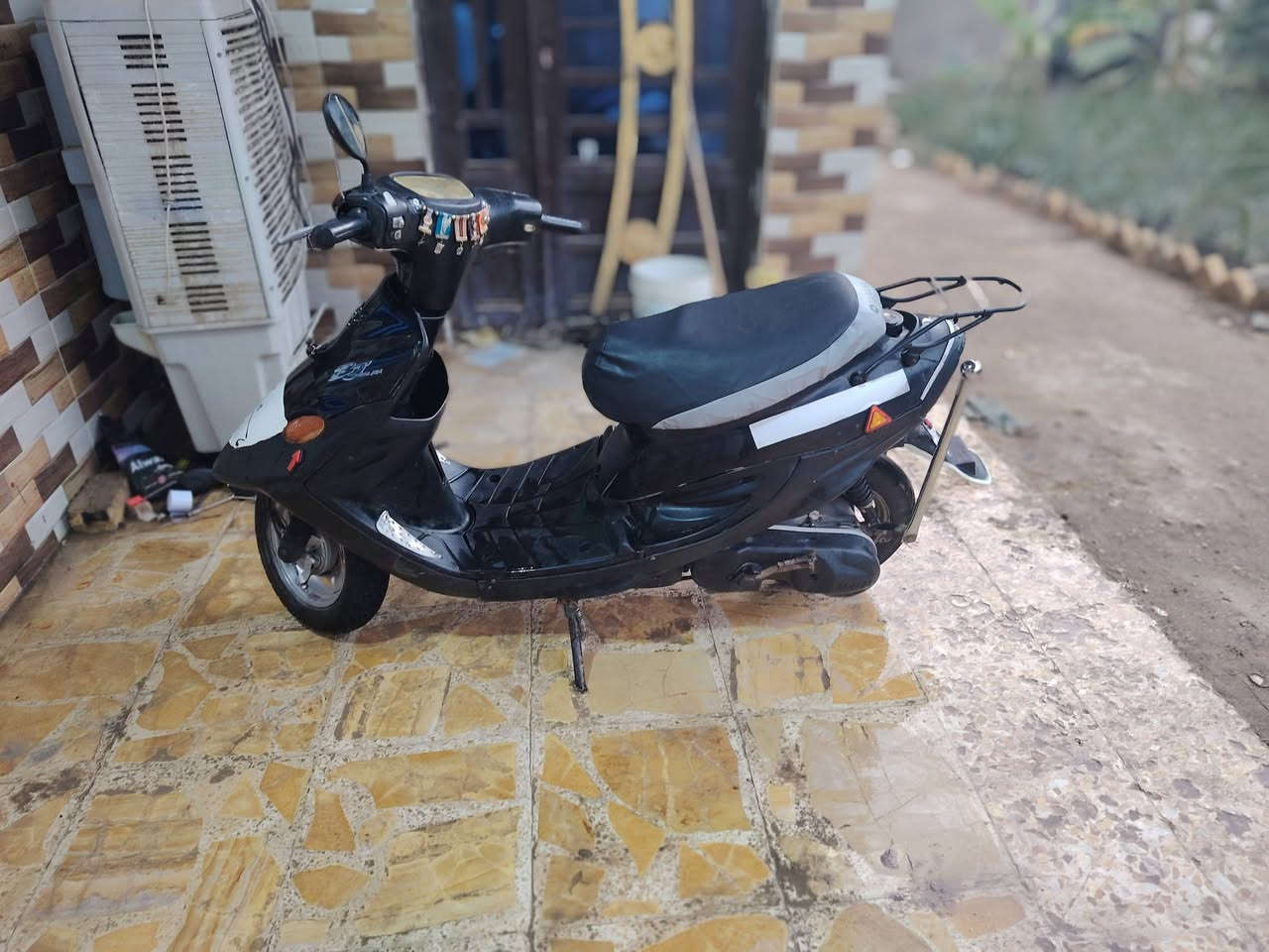 بيجي محرك مامفتوح شرط الشلعه والمعدل  سلف هندر تخم تاير  لايت بكلايت اشاير هورن كامله الدراجه  شاصي كفاله  مجبزه وحلوه  سعره 350وبيه مجال  مكان اطويريج  ***********
