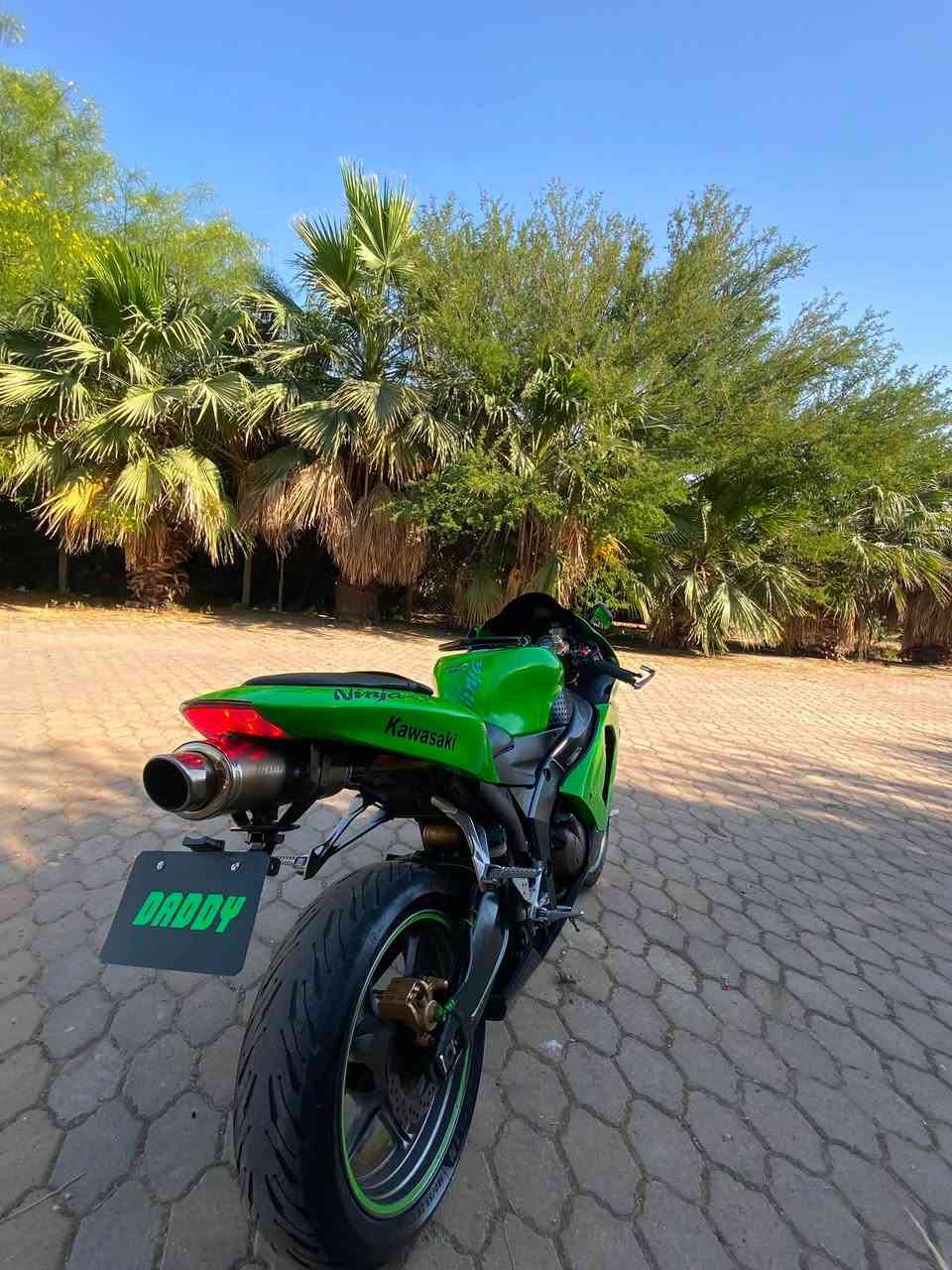 ﷽

‎‏ 🏍️ KAWASAKI NINJA ZX-6R 2006 للبيع
البجم العريض تجي 8 نوزلات مو 4
الدراجة وارد يابان نظيفة جداً و مكفولة 
محرك ما مفتوح شرط 🔒
الدراجة نشطة كلش بطناش 1.2.3 💨
مابيها اي نقص و الدراجة مسويلها ادامة نوزلات و بلكات و مجاول و فلتر و باتري و فيتبم كله جديد 🆕 
(يعني انسى شي اسمه عطل)
و بيها كم شغلة رياضية و ترتيبات 👌🏼
التزويد و الاضافات :
تهبيطة امامية 
كرون كاربون فايبر
قبضة للراكب الخلفي
جامة مضللة ⚫️
دبل مروحة للراديتر 
هدرز و صالنصة ماركة scorpion نسخة التيتانيوم صوتها طرب 🎼 
قاعدة رقم رياضية 
دهن جديد 🆕 
تايرات ميشيلن MICHELIN 🛞
الدراجة كاملة مكملة و كلشي مكفول و شغال 💯
السعر 30$ و بي مجال قليل
مكاني كركوك 📍
للاستفسار *********** 📲
الكلمة الطيبة صدقة 🤍
و تحياتي للجميع ♥️

