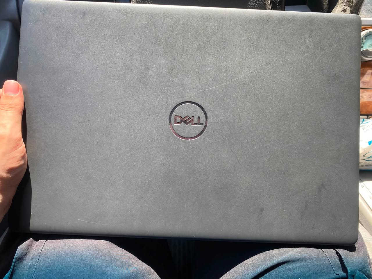 سلام عليكم
الموديل: Dell Latitude 3510

المعالج: Intel Core i5-10210U (الجيل العاشر) بسرعة تصل إلى 2.11 GHz.

الذاكرة العشوائية (RAM): بحجم 8 غيغابايت بسرعة ممتازة (2667 MT/s).

الهارد (التخزين): SSD سريع جداً بسعة 256 غيغابايت (يقرأ في النظام 238 GB).

كرت الشاشة: Intel UHD Graphics (مدمج).

الشاشة: 15.6 بوصة مريحة جداً للدراسة والعمل.

النظام الافتراضي المكتوب: Windows 11 Pro أصلي ومفعّل.

السعر:350 

للتواصل ***********
