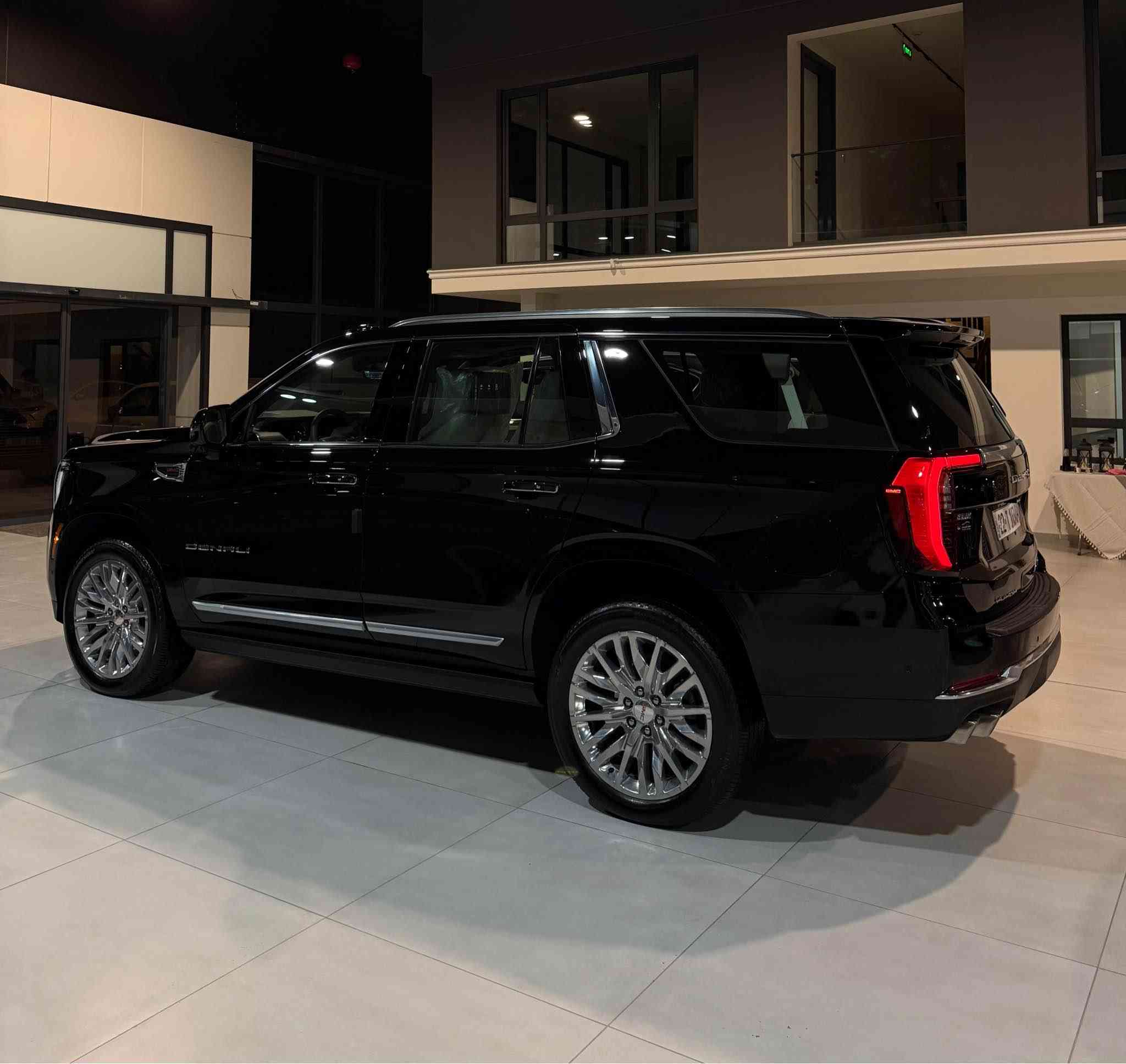 GMC Yukon Denali 2025
وكاله منصور
٢٠  كم
وارد خليجي
سعر ٨٢٥$  
المحرك 6.2 لتر V8
قوة 420 حصان
ناقل حركة اوتوماتيك 10 سرعات
دبل 4WD
تعليق هوائي

داخلية جلد دينالي فاخر
مقاعد امامية وخلفية تدفئة وتبريد
شاشة كبيرة 16.8 انش
نظام صوتي Bose
فتحة سقف بانوراما
تشغيل بصمة

كاميرا 360 درجة
حساسات امامية وخلفية
رادار امامي
مثبت سرعة ذكي
شاشة عرض على الزجاج

جنوط 22 او 24 انش
انوار LED كاملة

شركة  سالار اوتو 
سليمانيه  معارض  جديد 
📞 *********** السليمانية, العراق
