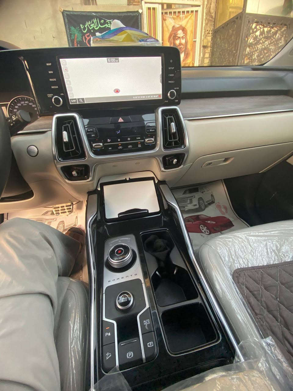 سلام عليكم سيد هذه تفاصيل السياره 
للبيع سورنتو 2023 /خليجي / رقم بغداد انكليزي/ الموقع بغداد 
السياره ضمان الشركه الدوليه

((مواصفات السيارة ))
*ماشيه(((17الف))) يعني ززززززيرو
محرك//6سلندر 3.5لتر
اربع وضعيات قياده Ece-tcomFoR-smdt-cpot-
بصبة تشغيل+بصمهابواب+تشغيل عن بعد
*بانوراما
*كير موس
*مثبت سرعه
*سايد بريك بصمه
*حساسات اماميه خلفيه 4 جهات
*ضوئيه زينون+LED+كاشفات
*باك لايت LED 
*كامرا/360درجه/ دواره
*شفتان مقود
*شاشه كبيره نكفيشن
* اضاءه داخليه هادئه لمس ( الاضاءه ثلجيه امامي خلفي من جانبين الكراسي الخلفيه)
* مقاعد مخمل ( كهربائيه) مغلفه الارضيه )
*شاشه لمس تبريد 
*ثلاث قطع تبريد 
*نظام -مانع انزلاق+نزول منحدرات
*اشاره بالمري الجانبيه
*منفذ طاقه + شاحن لاسلكي 
* صندوق كهرباء 
*دشبول ((( مطعم صاج اصلي موضح بالصور )))
بعد بيه مواصفات اكثر 

ملاحظه????
السياره مكفوله ((( عدا باردين في الباب اصلا اثر طعجه صغيره جدا قدر اقل الاصبع ((( بالصندوق ))) 
سياره جديده لانه ماماشيه مال بيت لجناي 
((((علما بها سونر جديد مرفق بالصور ولحب يوديه سونر نحن بالخدمه ))))

للاستفسار/ متواجد على الواتساب 
***********
