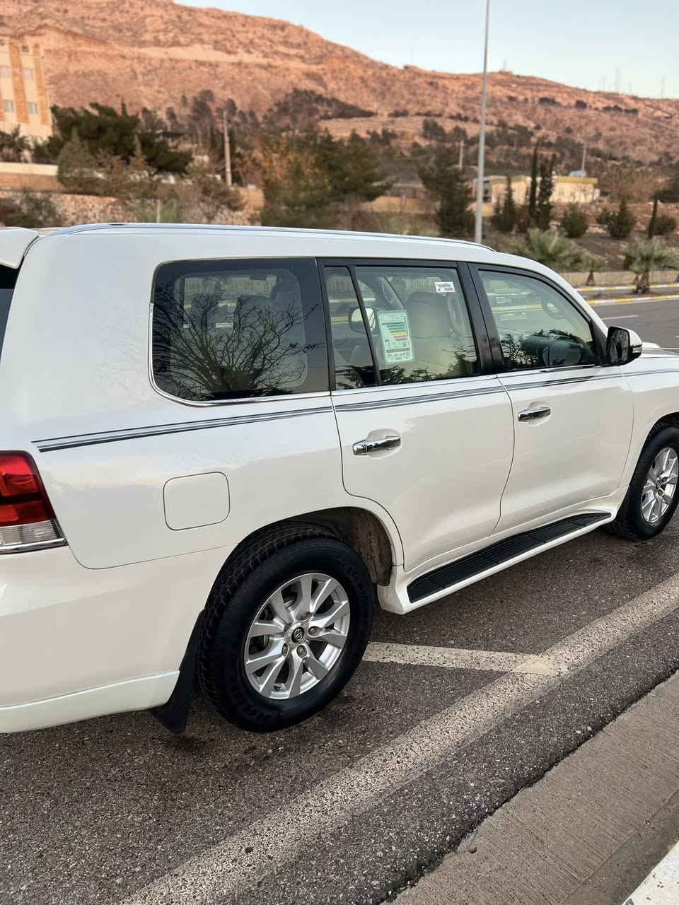 دوبةي 2008سبوغ عام لةسةرساغة بئ دةعم پشتو پيش كةپس موس براوة بةشةرت فولة سةيارةكة گير مةكينة بةشةر توندو تؤلة چركةي تيا نية غازو بةنزينة *********** نرخ 185گةلا
