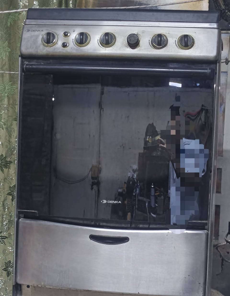طباخ ماركة دينكا اربع عيون مستعمل بس  صارله 3اشهر متروك شغال كامل ك عيون وك فرن فوق وتحت  عنوان بغداد حي الجهاد  تواصل هنا او واتساب ***********
