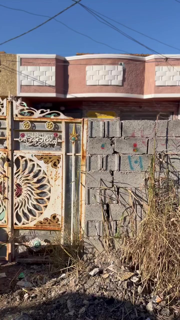 سلام عليكم بيت للبيع في منطقه الاصلاح  شارع الجزيره البيت نضيف وحلو امانة الله  كله سراميك ارضيه ماي مجاري تبليط كامل مكمل البيت شويه جاي من ال 90 دار .اول ماتدخل السيطره مال الاصلاح شارع البزل  بلشارع الثاني مال مدرسه بيت بصف الركن نضيف وماناقصه شي للاسفسار الاتصال على هذه الرقم ‭0775 511 2752‬
