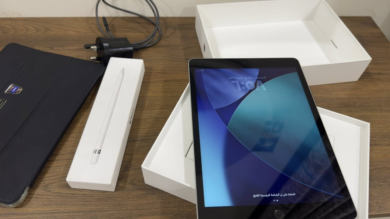 ايباد 9 ذاكرة 64gb بطارية 85‎%‎ ..
السلام عليكم
ايباد 9 نظيف جداً مستخدم استخدام دراسي فقط ، نسبة البطارية 85 ، ذاكرة 64gb ، و وياه قلم أصلي من أبل و شاحنة أصلية من أنكر ، مع كارتونة الأيباد و القلم ، مع گفر هدية ..

* ملاحظة يوجد خدوش آثار القلم خفيفة في الشاشة والجهاز ما مفتوح ولا مصلح ..

أبرز المواصفات والمميزات:
الشاشة: شاشة Retina مقاس 10.2 إنش بتقنية IPS، وضوح 2160 × 1620، وسطوع 500 شمعة، تدعم ميزة True Tone.
الأداء: شريحة A13 Bionic مع محرك عصبي Neural Engine، مما يضمن أداءً ممتازاً للألعاب والمهام اليومية.
الكاميرا:
أمامية: 12MP واسعة للغاية مع نمط "في الوسط" (Center Stage) لتتبع الحركة أثناء مكالمات الفيديو.
خلفية: 8MP واسعة لالتقاط صور وفيديوهات جيدة.
التخزين والبطارية: سعة تخزين 64GB أو 256GB. بطارية تدوم طوال اليوم (حوالي 10 ساعات من تصفح الويب).
التصميم والاتصال: هيكل ألومنيوم، زر هوم مع بصمة الإصبع (Touch ID)، ومنفذ Lightning للشحن.
...


**إذا كنت صاحب هذا الإعلان وتريد حذفه لأي سبب، رجاءا أرسل رسالة إلى الدعم الفني**