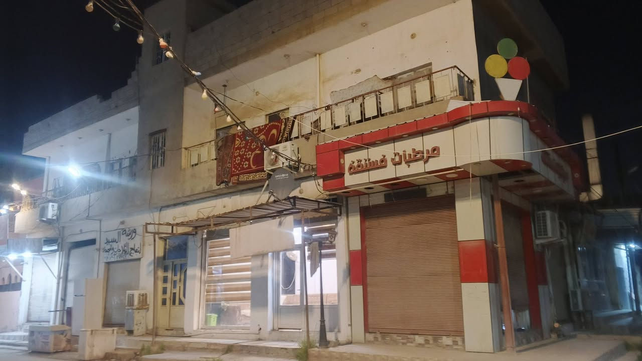 السلام عليكم عماره للبيع المفرق شارع ابو خضير المساحه 150 متر***********
