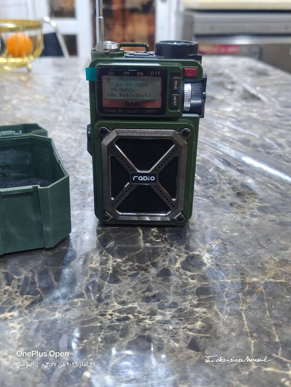 الجهاز الراديو  الذي لا يخذله الوقت ولا تنفذ منه الطاقة؟ نقدم لك الراديو العسكري المتكامل  التحفة التقنية المصممة خصيصاً للمهام الصعبة والمغامرات الاستثنائية.
🔋 منظومة طاقة ذكية
(لا تعرف المستحيل)
الجهاز مزود ببطارية ليثيوم داخلية ضخمة بسعة 4000mAh، تمنحك ساعات طويلة من العمل المستمر. والأهم هو تعدد طرق الشحن:
الشحن الشمسي (Solar Panel): يشحن نفسه ذاتياً بمجرد تعرضه لضوء الشمس. حتى الضوء الغرفة العادي
المولد اليدوي (Hand Crank): هندل ميكانيكي لتوليد الطاقة يدوياً في أحلك الظروف.
شحن USB: منفذ سريع للشحن التقليدي من أي مصدر طاقة.
خاصية الباور بنك (Power Bank): الجهاز يعمل كمصدر طاقة طارئ لشحن هاتفك المحمول عبر منفذ USB المدمج، لتبقى على اتصال دائماً.
📡 قوة استثنائية في التقاط الإشارة
يتميز  بهوائي (Antenna) تلسكوبي طويل وفائق الحساسية، صُمم لالتقاط أضعف الترددات في المناطق الجبلية والبعيدة.
يدعم البث الرقمي الحديث DAB+ لصوت نقي كالكريستال.
يدعم موجة FM   التقليدية لتغطية شاملة لكل المحطات العالمية والمحلية.
🔦 أدوات الملاحة والنجاة المدمجة
كشاف LED احترافي: إضاءة مركزة قوية جداً بمدى واسع، مثالية للتخييم أو السير ليلاً.
بوصلة دقيقة: مدمجة في أعلى الجهاز لتحديد الاتجاهات بدقة، لا غنى عنها في المناطق التي لا تتوفر فيها تغطية GPS.
💼 الفخامة والصلابة (الحقيبة والجسم)
جسم الجهاز: مصمم بهيكل "Army" متين مقاوم للصدمات والظروف الجوية القاسية.
الحقيبة الخاصة: يأتي الجهاز مع حقيبة فاخرة ومبطنة، مصممة خصيصاً لحمايته من الصدمات والخدوش، مع حزام متين لسهولة الحمل في الرحلات الطويلة، مما يجعلها قطعة تكميلية تزيد من فخامة المنتج.
📋 المواصفات التقنية باختصار:
البطارية: 4000mAh (قابلة لإعادة الشحن + تعمل كباور بنك).
الإضافات: بلوتوث 5.0، مدخل كارت ذاكرة (TF Card)، منفذ سماعات أذن.
الشاشة: ديجيتال لعرض الترددات ومستوى البطارية بدقة.
نظام الطوارئ: زر SOS لإصدار إنذار صوتي وضوئي عند الحاجة.
ملاحظة التوصيل لكل العراق فقط
للحجز والاستفسار عن السعر يرجى التواصل على الخاص


**إذا كنت صاحب هذا الإعلان وتريد حذفه لأي سبب، رجاءا أرسل رسالة إلى الدعم الفني**