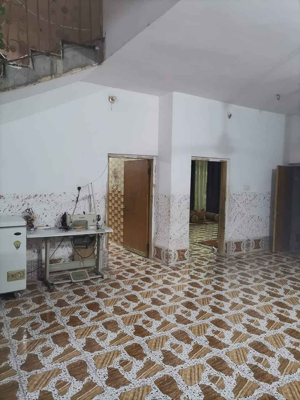 سلام عليكم بيت للبيع مساحه دونم بي بير وبستان زيتون ونخل  البيت متكون من غرفتين ومطبخ حار وبارد موزع وهول وربعه صحيات داخل وخارج حدايق ثنين مخزنين خارجيات البيت الارضيه سيراميك كل البيت المطبخ والصحيات سيراميك ارضيه وجدار كهرباء و مولد ومي  (بس تجي تسكن )العنوان قضاء العلم عرب حسين الجريش (السعر 85وبي مجال)التواصل على هذا الرقم‭
‭0773 596 1340‬
