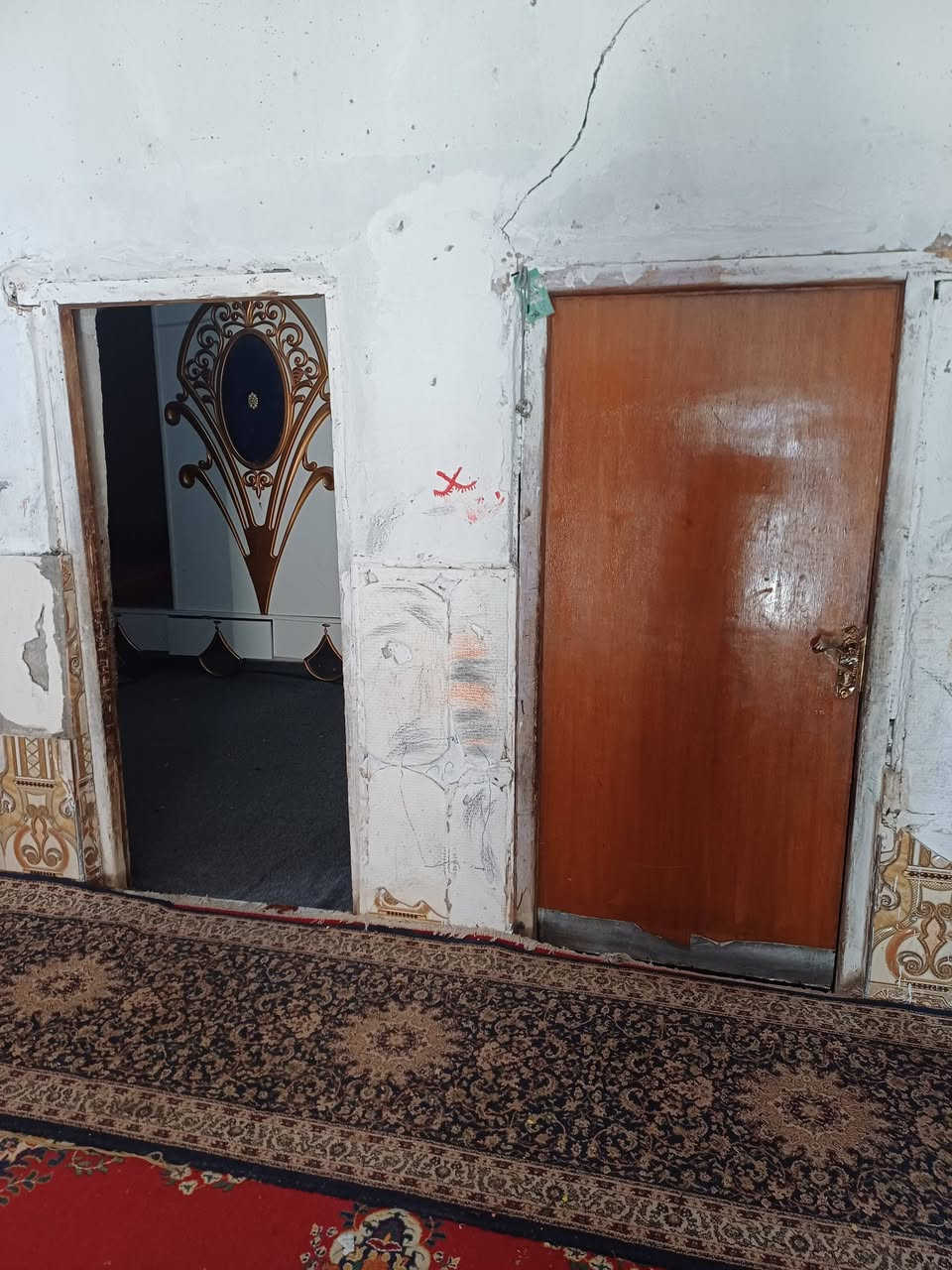 بيت زراعي منطقه ال دخان خدمات كامله يتكون من غرفتين وبراني وصاله بناء بلوك عكاده المساحه ٢٠٠م مع قطعه ٢٥٠م السعر ٥٥ وبيه مجال للإستفسار على الرقم ***********أو مراجعه مكتب الجبل مقابل علوه المخضر
