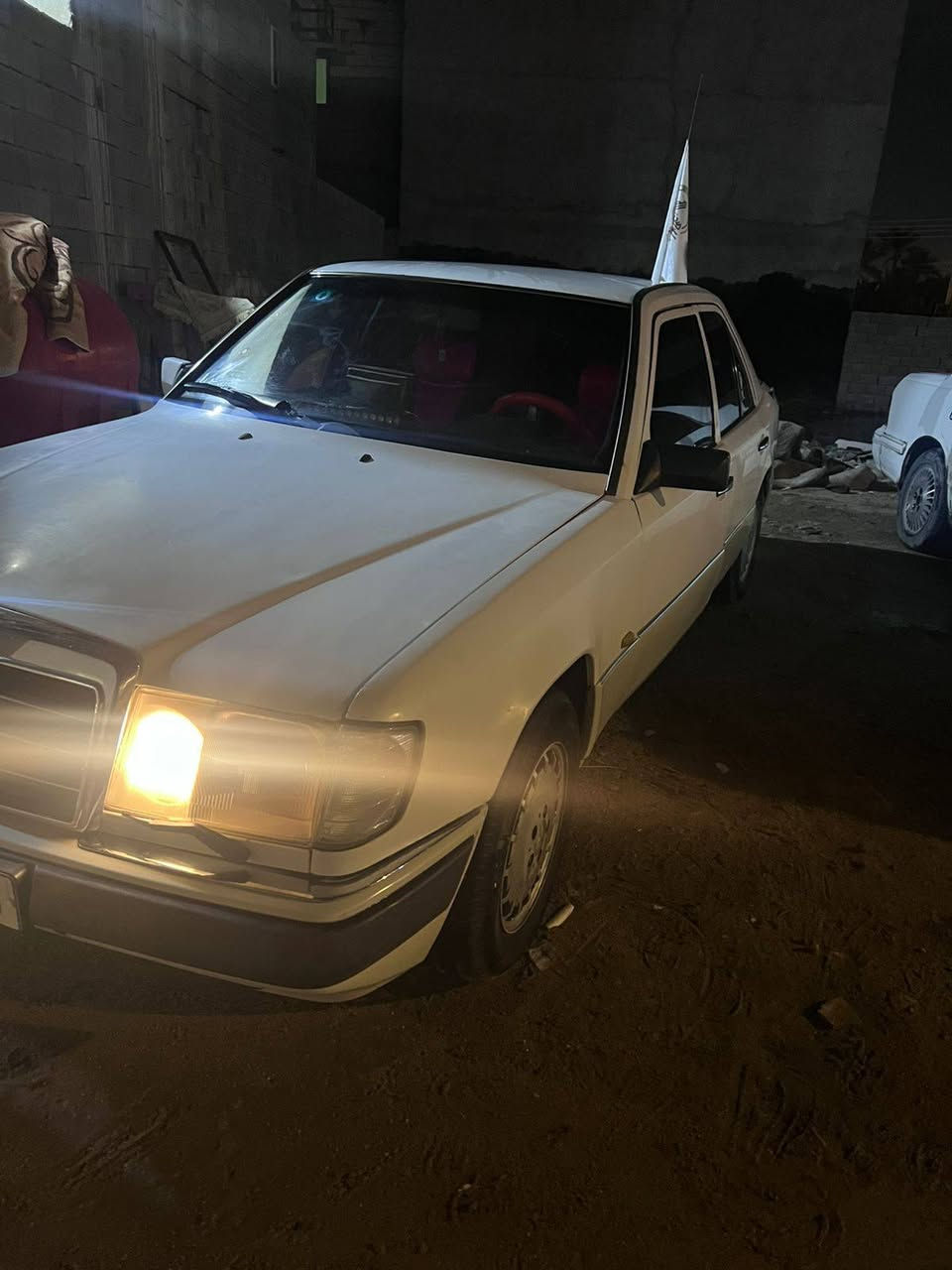مارسدس دب ١٩٩٠
تبريد شغال تخم تاير 
محرك ٣٠٠٠ ففتي مجول  بيه صوت بكن
سنويه ٢٨ تحويل ثاني يوم
سعر ٤٥ بيه شي قليل مو شراي لا يتعبني
تواصل عله رقم *********** 
البصره ابو الخصيب
