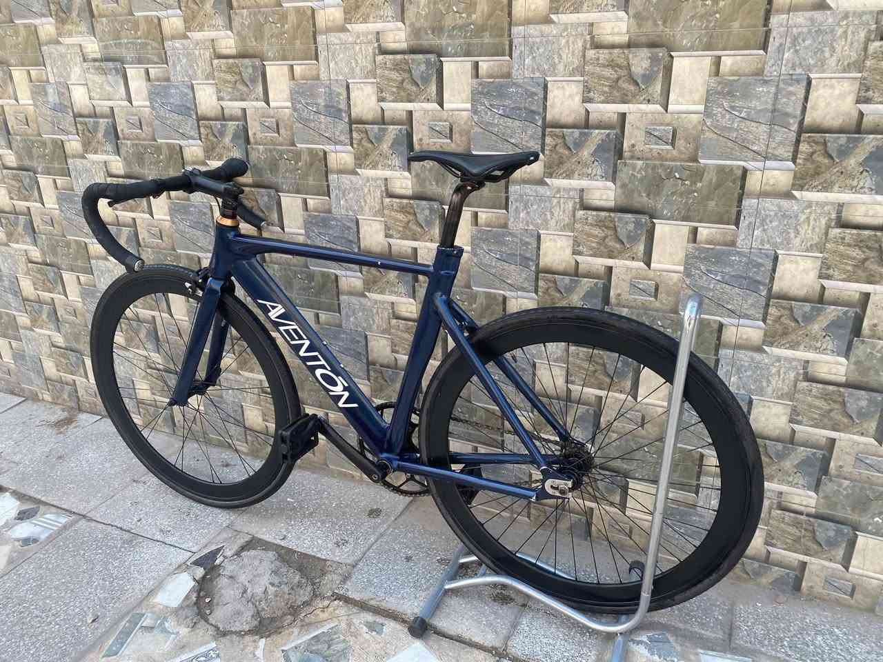 السلام عليكم🌹
للبيع فقط 

بايسكل فكسد 

ماركه AVENTON 🔵

لشه مضلعه

معدن فول المنيوم 

صينية 58 سن

خفيف جدا وسريع ✈

جاهز اي عطل مابي👍🏻#

حجم C700 /28
  
فريم عالي 54

السعر 300

العنوان :🏭
كمالية 
 
نعتذر عن المراوس🚲

الرقم للتواصل /***********
