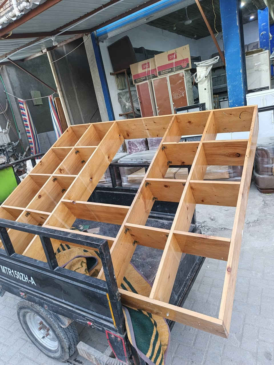 باترينة ملابس ترهم مكتبة ترهم حديقة معلقة  خشب روسي لا انديف ولا اج تي إف ارتفاع متر ونص و عرض مترين مكاني رميثة ***********
