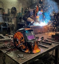 خوذة لحام أوتوماتيك • تعتيم فوري • جمجمة ناري