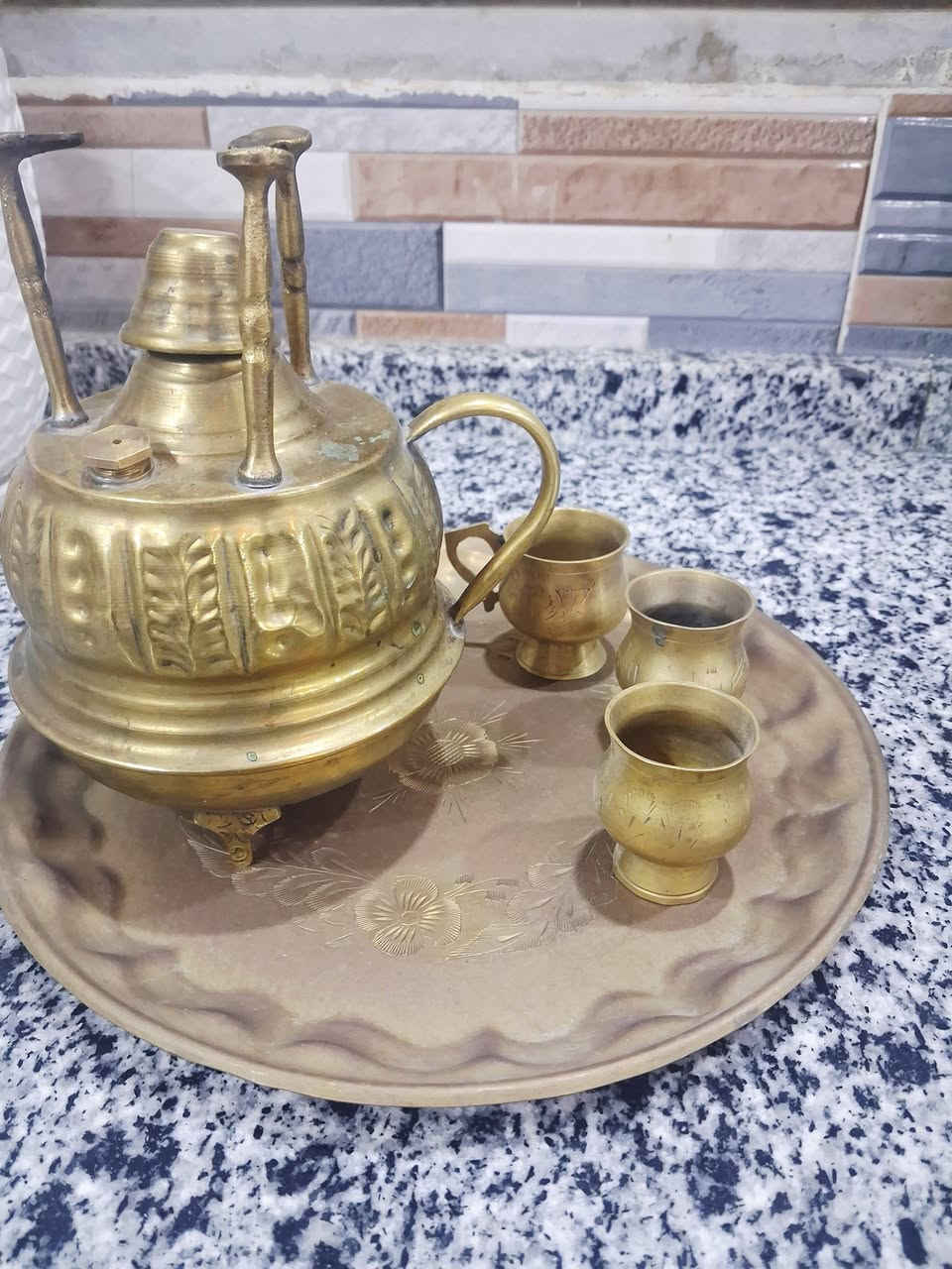 ✨ سبرتاية نحاس أنتيك مع طقم ضيافة ✨
سبرتاية نحاس قديمة بحالة جيدة جداً، مع صينية مزخرفة و3 فناجين نحاس بنفس الطابع التراثي الأصيل 💛
💛 نحاس ثقيل وجودة عالية
💛 شغل قديم بتفاصيل ونقوش جميلة
💛 مناسبة للديكور أو جلسات القهوة على الأصول
💛 قطعة مميزة لعشاق التراث والأنتيك
📏 الحجم عملي ومناسب
🚚 متوفر توصيل لباب البيت
💰 السعر مناسب


**إذا كنت صاحب هذا الإعلان وتريد حذفه لأي سبب، رجاءا أرسل رسالة إلى الدعم الفني**