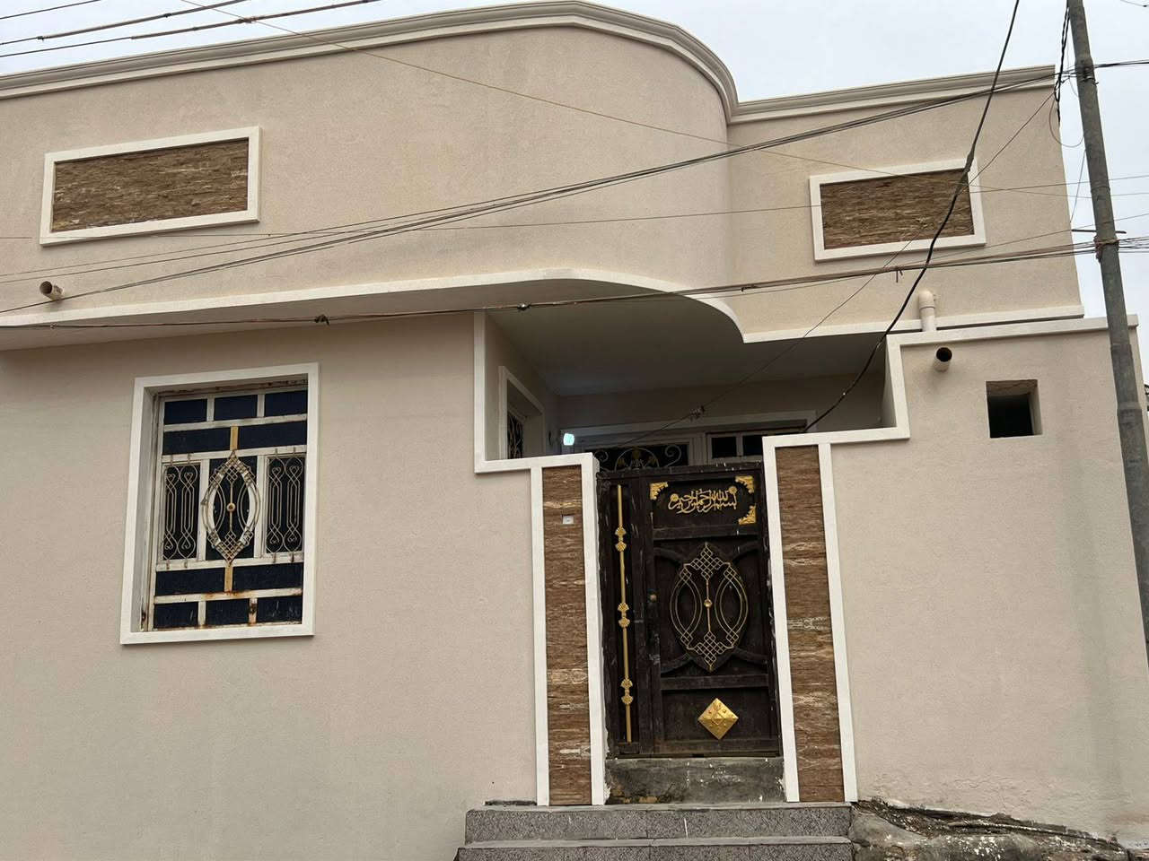 دار سكن المساحة 100 امامي مسلح يتكون من غرفة استقبال مطبخ صاله صحيات خارجي وداخلي بناء حديث الفداء نهاية شارع ابو لبنان مقاطعة 24 السعر 97 مجال للاستفسار ***********
