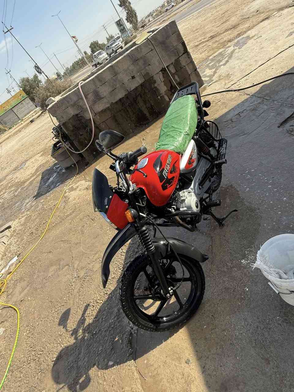 السلام عليكم دراجه بوكسر 2023 اوراق اصولي شركة المصطفى التانكي ولكشن شخط ما مشخوطات بعدهن بحلت الوكاله الدراجه ماشيه 17 حقيقي على ايدي الدراجه من جبته لحد الان منل شغل للبيت على كد الشغل الله شاهد 
السعر مليونين و200   💸💸
الرقم 📞 *********** 
العنوان📍واسط قضاء العزيزية
