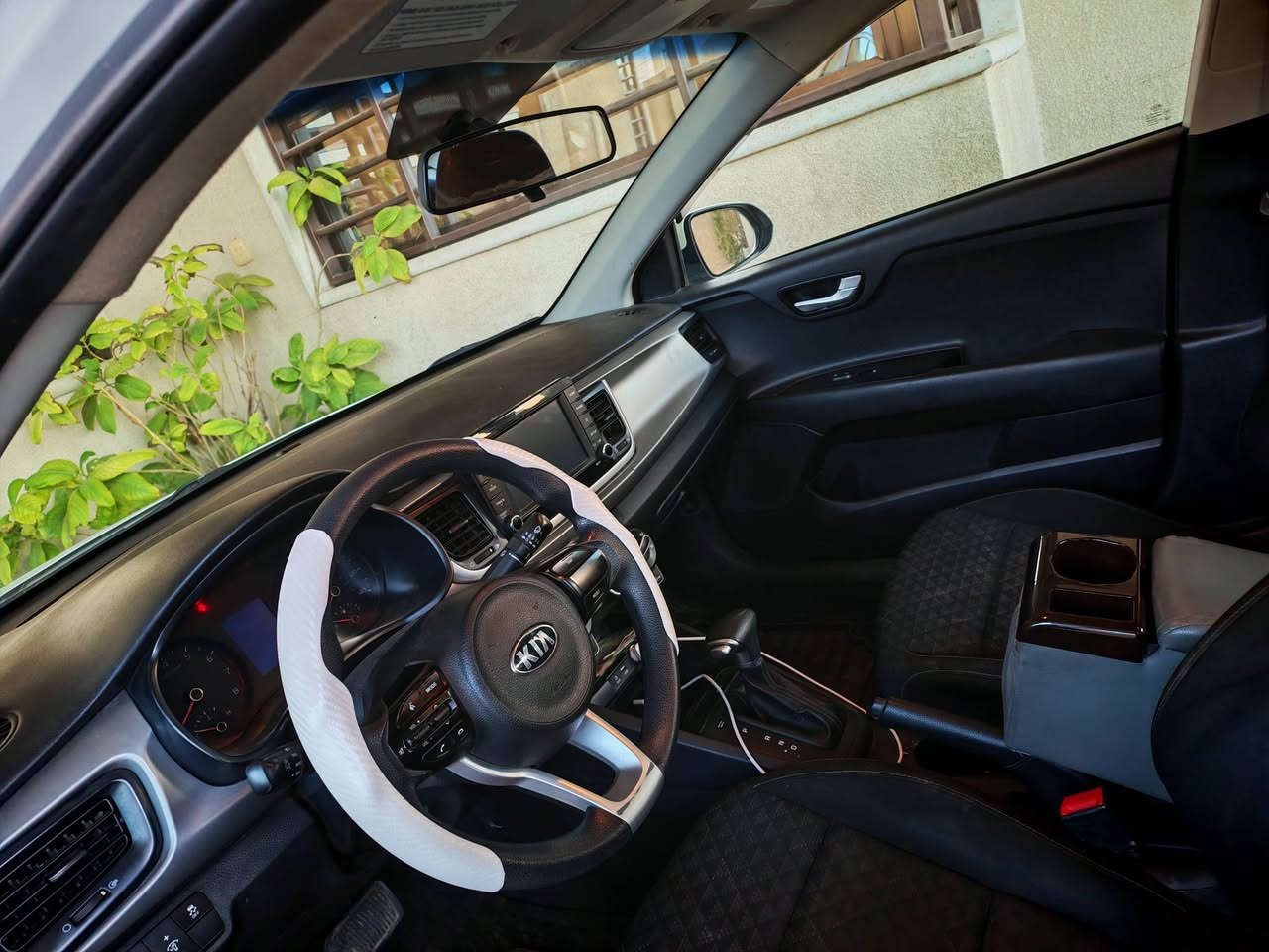 ​🚗 للبيع: كيا ريو (KIA RIO) موديل 2020
المواصفات:
​اللون: أبيض
رقم دهوك سنويه ٢٠٣٠ تسقط 
​الوارد: أمريكي (ليبل واحد بالكامل).
​المسافة المقطوعة: 50 ألف ميل فقط (سيارة بعدها بنشاطها).
​المحرك: اقتصادية جداً وعملية.
​حالة البدي والضرر:
​الضرر: حادث خلفي بسيط موضح (قبغ الصندوق مع جاملغ خلفي يحتاج اعادة صبغ).
​الصبغ: صبغ القطع المتضررة مع وجود قطعة "كلير" فقط للحفاظ على جمالية اللون وتناسقه.
​الأهم: البجم كبس (وكالة) وغير مفتوح نهائياً، السيارة من الأمام سليمة 100% وكافة الإيرباغات سليمة.
​الشواصي واللغود: سليمة وبشرط الفحص.
​الحالة الميكانيكية:
​السيارة بحالة الوكالة، محرك شرط حجم 1600 بانزين عادي وكير شرط وتبريد (ثلج) وصدر بشرط الفحص.
​جاهزة من كل النواحي وما محتاجة أي صرف.
​💰 السعر المطلوب: [ 119 ورقة] (قابل للتفاوض البسيط للجادين).
📍 المكان: [ موصل / حي المصارف].
📞 للتواصل: [***********].
