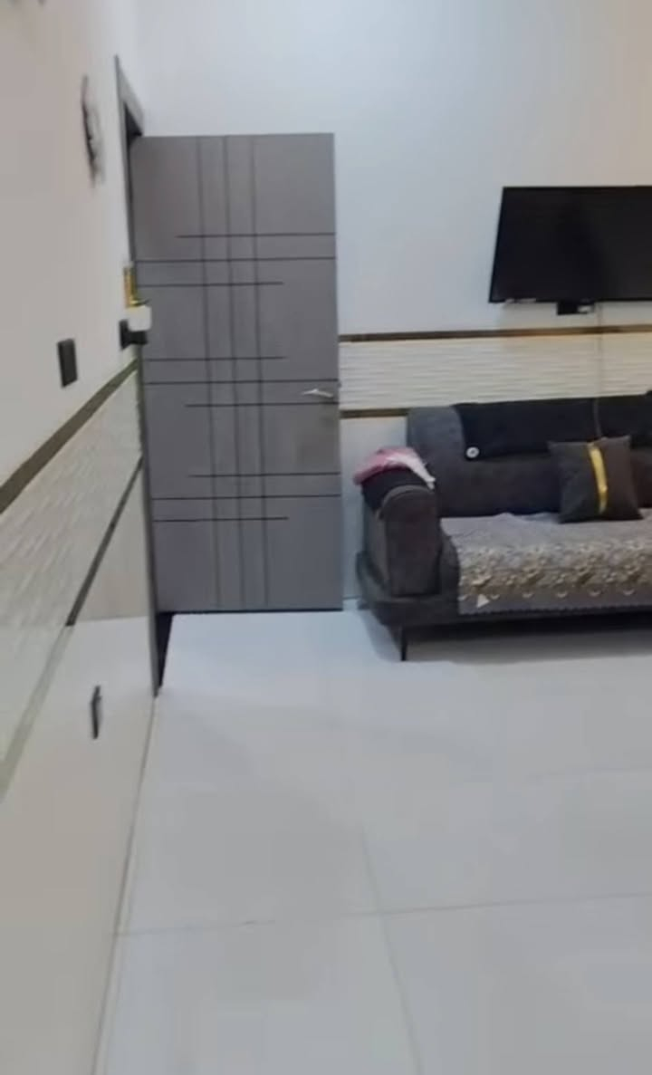 ## 🏠 **فرصة العمر.. بيت العمر بـ "دبل فاليوم" وبأسهل طريقة سداد!** 🔑
للبيع بيت بناء حديث (طابوق) بتصميم راقي جداً ونظافة من أعلى طراز، جاهز ومستوفي لكافة شروط **المصرف الاسكان** للتحويل الفوري.
📍 **الموقع المميز:**
 * **المنطقة:** قريب جداً من **جامع الشمري**.
 * **الخدمات:** الشارع مبلط ومرتب بالكامل، وموقع قرييييب جداً من كل المدارس والخدمات التي تحتاجها العائلة.
📐 **المساحة والتصميم:** 
 * **المساحة الكلية:** 250 متر مربع.
 * **التصميم الداخلي:** نظام (دبل فاليوم Double Volume) يعطي شرحة وفخامة خيالية للبيت.
 * **حالة السكن:** بناء جديد، "مسرمك" بالكامل ومن أرقى المواد، نظيف جداً وجاهز للسكن فوراً من كل النواحي.
💳 **تفاصيل الدفع والتسهيلات (عن طريق المصرف العقاري):**
 * **المقدمة:** 70 مليون دينار عراقي (وبيها مجال للشراي الطيب).
 * **المبلغ المتبقي:** 38 مليون دينار عراقي (تتحول بقسط شهري مريح جداً).
 * **القسط الشهري:** 200 ألف دينار فقط!
📞 **للاستفسار أو للمعاينة والاتصال المباشر:**
 * **رقم الهاتف:** [***********]
 * **التواصل:** متوفر اتصال هاتف أو واتساب.
