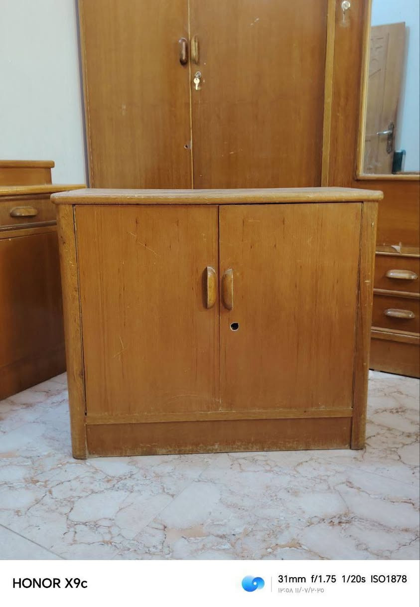 ٢٥٠ الف فقط بيع مستعجل غرفةمتكونه من ٥ قطع كنتور وجربايه وميز تواليت وتعلاكه خشب مع بوفية 
مكان حله بكرلي   
***********
