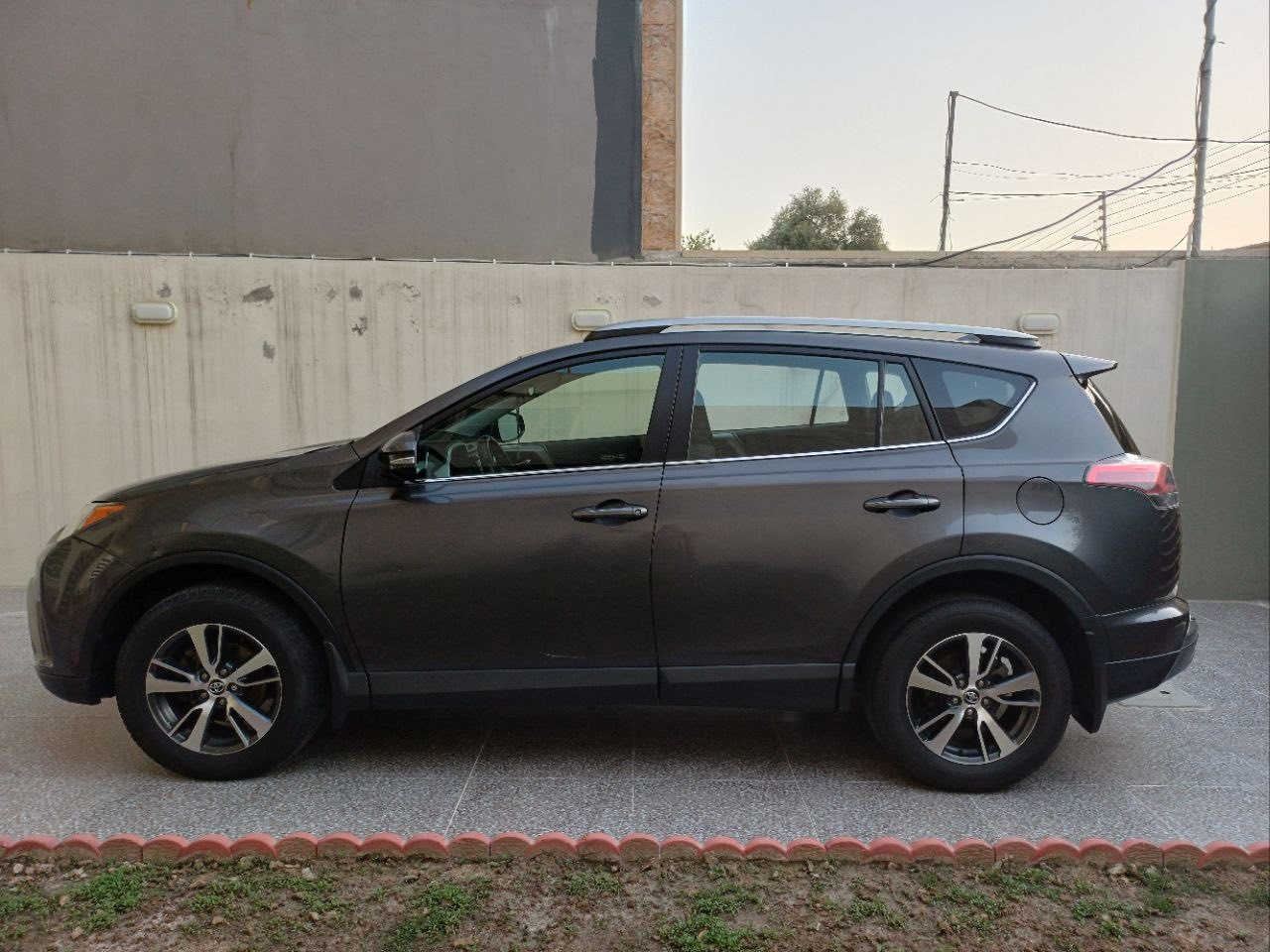 تويوتا راف ٤ موديل ٢٠١٨ XLE
تدفئة تبريد ،تحديد مسار ،حساس تصادم ، سلايد ، 2wd ، بصمة 
كامل مواصفات ، الضرر بين جاملغ النفر وباب النفر 
صبغ نصف الجاملغ وبابا النفر مبدل اصلي نفس اللون 
والباقي كلو بلادي بجم كبس 
ماشية ٧٢٠٠٠ كلم 
السيارة وارد كندي 
السعر ١٨٥ $ 
*********** واتص
