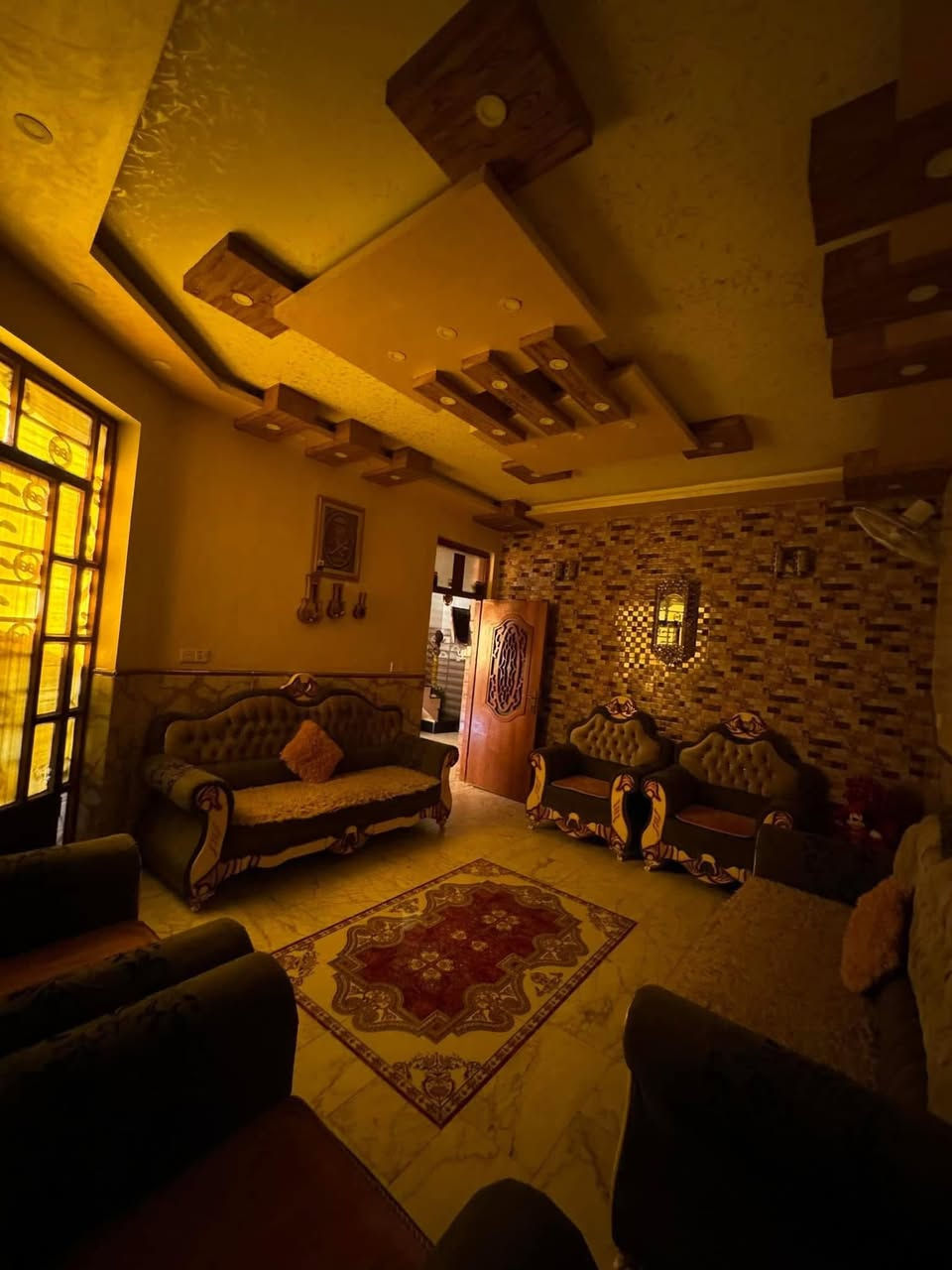 سلام عليكم بيت للبيع المساحة90 متر لبيت في منطقت البلديات متكون لبيت 3 غرف نوم ومطبخ وحمامات عدد2 لبيت كلة ديكورات لبيت جاهز وبنا حديث وشغل لبيت امانت الله حديث للستفسار فقد عل واتساب ما متواجد فيس *********** هاذة رقم فقط واتساب
