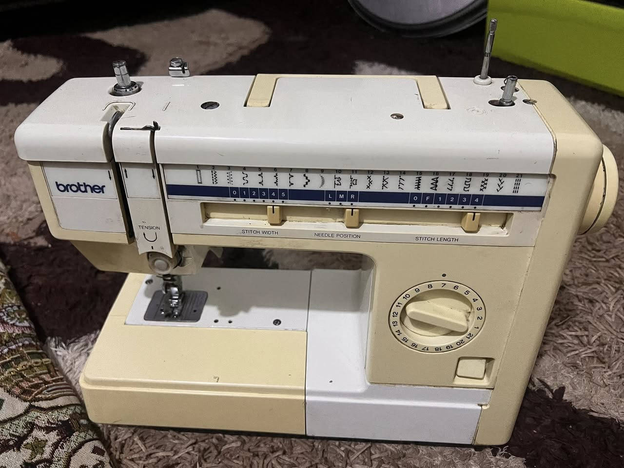 ‏مكينة خياطة نوعيتها براذر الياباني المكينة ما أعرف شنو عطلهة بس والله حسب ماكالو شكالة بس اني ابيع هيج المكينة يعوزهة فقط الدواسة مالتهة بس راح يكون سعرهة 35 وبيهة مجال شي قليل للاستفسار الاتصال على هذا الرقم ***********
