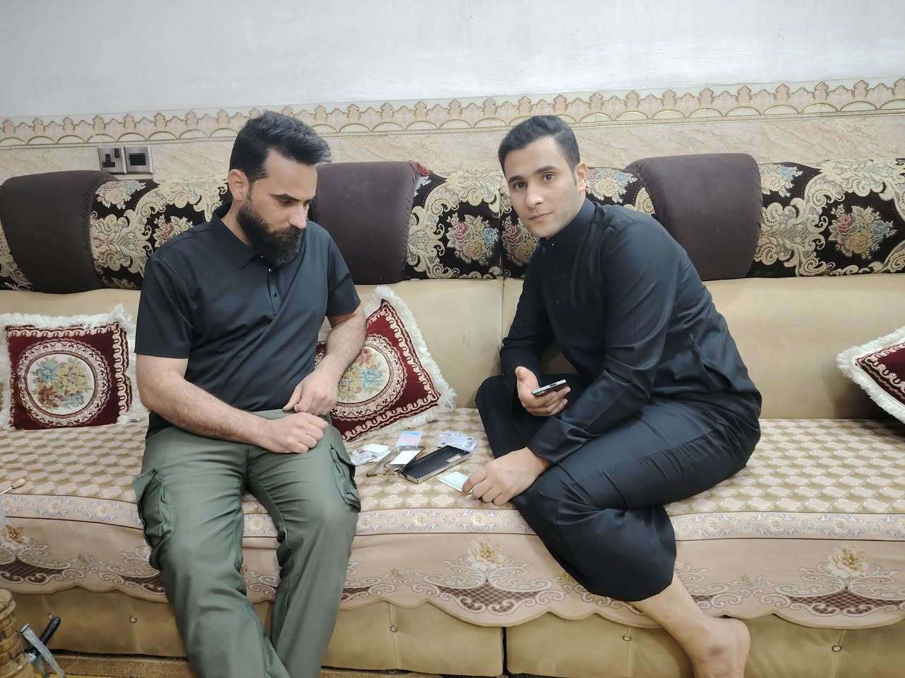 بسمه تعالى 

خدمة اضافه الاطفال لبطاقه التموينيه مجاناً وناتي الى المنزل 

انطلاقاً من واجبنا الديني والإنساني وخدمةً لأهلنا الكرام، يعلن فريق درع العقيده عن نزول كوادره إلى مناطق النهروان لتقديم الخدمة لأهلنا الأعزاء، وذلك من أجل المساعدة في إنجاز معاملات إضافة الأطفال على البطاقة التموينية وتسهيل الإجراءات على العوائل الكريمة.

إن هذه المبادرة تأتي إيماناً منا بأن خدمة الناس هي شرف ومسؤولية، وواجبنا أن نقف إلى جانب أهلنا ونكون عوناً لهم في قضاء حوائجهم وتخفيف عنائهم، خصوصاً في المعاملات الخدمية التي قد تأخذ من وقتهم وجهدهم الكثير. لذلك حرص فريقنا على التواجد بينكم ميدانياً لتقديم هذه الخدمة بكل إخلاص وأمانة.

كما نؤكد أن هدفنا الأول هو خدمة أبناء منطقتنا الكرام، والتعاون مع الجميع بروح الأخوة والمحبة، لأن المجتمع القوي يقوم على التعاون والتكافل بين أبنائه. وإن فريق درع العقيده سيبقى حاضراً لخدمة الناس متى ما دعت الحاجة، ساعياً لتقديم كل ما يستطيع من خدمات إنسانية واجتماعية.

نسأل الله سبحانه وتعالى أن يوفقنا لخدمة أهلنا وأن يجعل عملنا هذا خالصاً لوجهه الكريم، وأن يحفظ أهلنا في النهروان وجميع أبناء بلدنا العزيز، وأن يديم روح التعاون والتآخي بين أبناء المجتمع.

خادمكم الصغيرمسؤول فريق درع العقيده*

احمد مرتضى 

***********
