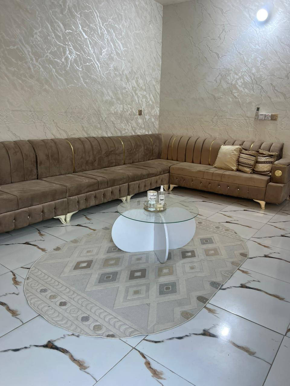 بيت ١٠٠م بناء بلوك كونكريت مسلح بناء حديث يباع مع الاثاث ..طابق واحد غرفه نوم استقبال صاله مطبخ طارمه صحيات ٢داخليه وخارجيه ..فرع ٥متر خدمات مجاري متوفره للباب حي الأمين ١ شارع الحر خلف مجمع همسه للإلكترونيات فرع أسواق اي مارت ..طابو زراعي سند ٢٥ إقرار محكمه من المالك مباشرة سعر ٦٨مليون للاستفسار مكتب الأوس للعقار ابو سجاد*********** ابو وائل *********** تفاوض مع صاحب البيت مباشر
