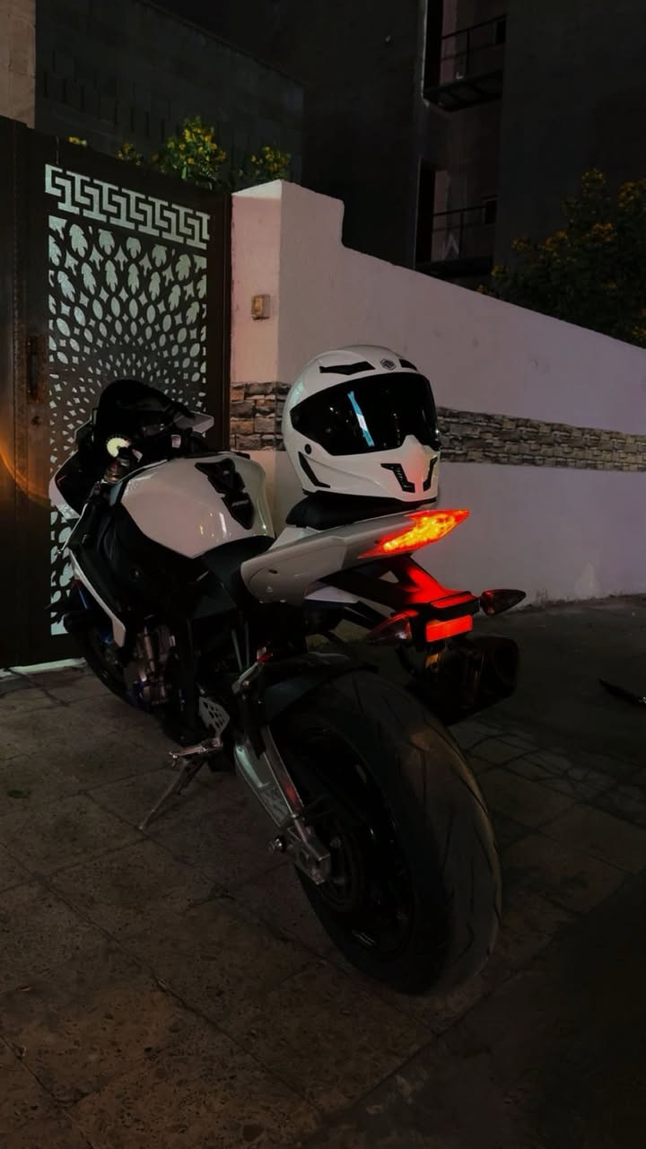 السلام عليكم    
Bmw S1000RR 
موديل 2012 
دخول جديد ماشية 50,000KM 
النظافة شوفة عينك 100% الدراجة مناقصها شي خير من الله 
بدون رقم 
كفالة كير مكينة
 
السعر  8,800$ يعني 88 ورقة
 
*********** 

عل فيس قليل متواجد 
شراي بيك خير وتدلل
