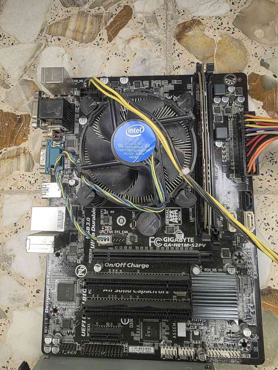 الحاسبة الاولى
Cori3 th4 كرت شاشه مدمج  مبرد معالج ستوك 
Ram ddr3 8g
Motherboard gigabyte ga h81m
Power supply 500w

الحاسبه الثانيه 
Cori7 th3 بدون كرت مدمج مبرد معالج ستوك 
Ram ddr3 8g 
Motherboard Q77h2am
Power supply 500w 

الحاسبه الثالثه 
Intel Xeon 2650 v2 مبرد معالج مائي 270 بدون فانات 
Ram ddr3 16g
Motherboard  X79-VG2
Power supply 650 w 

البوردات كلهن شغالات ومشغل عليهن العاب 

الاسعار تواصل واتساب 
***********
