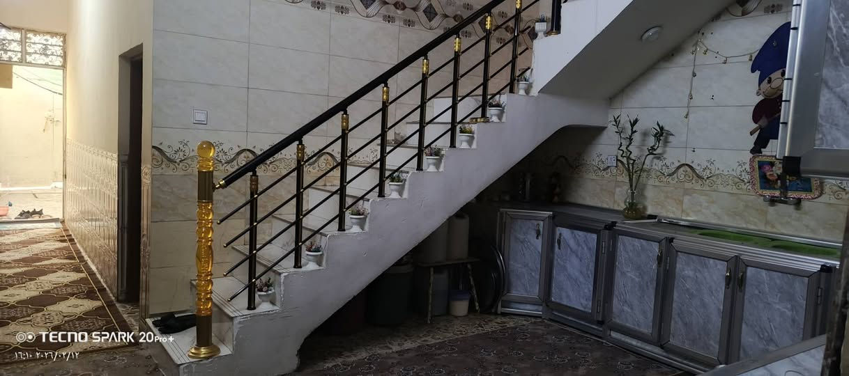 السلام عليكم
بيت مساحه 115م 
طابقين كامل جاهز للبيع 
ماء مجاري كله كامل 
كهرباء 
بيت جاهز على اخر 
شارع مدرسه خيرات ثاني فرع على يمنه 
الاستفسار 
***********
