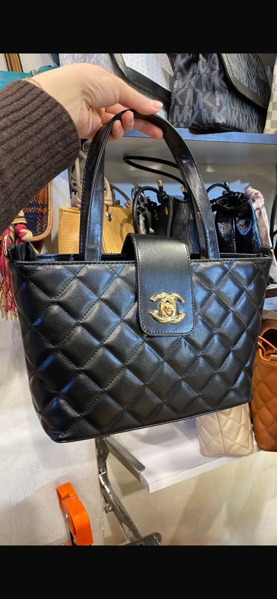 سلام عليكم حبايب عندي جنط نسائيه للبيع شلعه 60 قطعه كلهن ماركات عالميه وماستر كوالتي عزلت المحل وبقن عندي ذني أبيعهن بسعر التراب سعر القطعه 8الاف الي يشغل بالجنط واله بيهن خبزه يراسلني واتساب ***********
