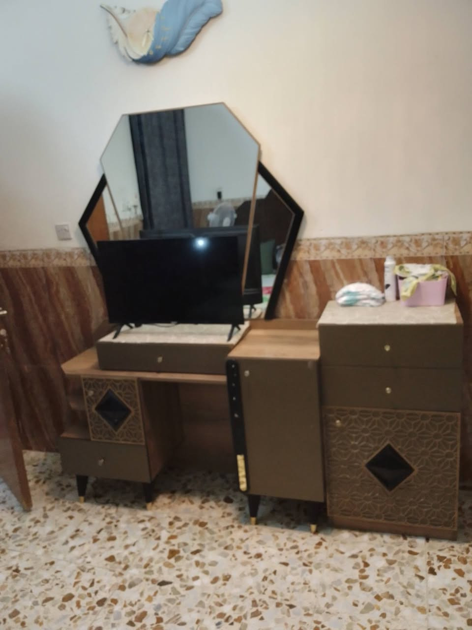 السلام عليكم/غرفه نوم للبيع تسع قطع الغرفه نظافتها 90% ما صار السنه من ماخذها/ساره 750$وبيها مجال/انا ماخذه بواحد ب 800$/***********
